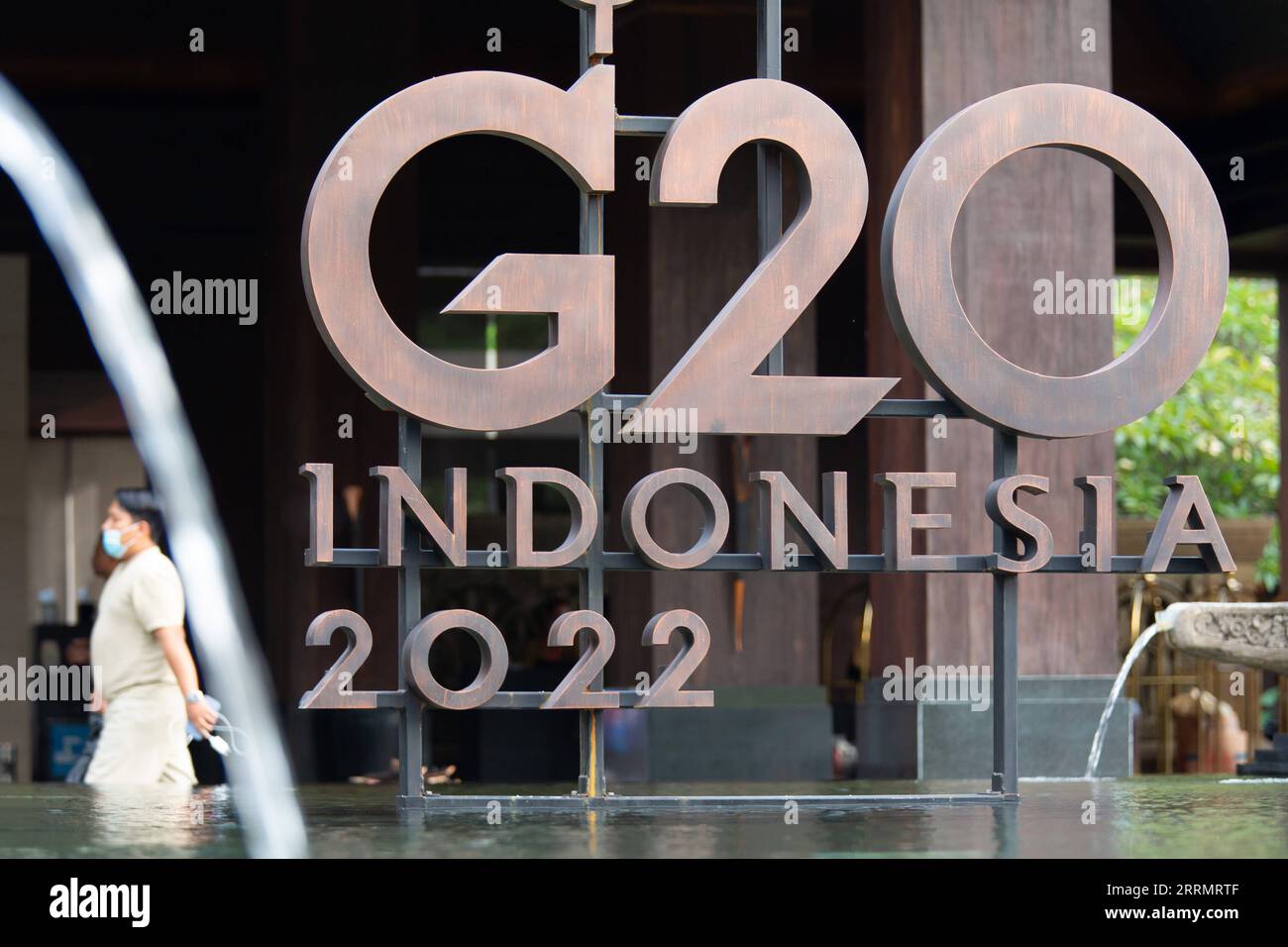 221113 -- BALI, 13 novembre 2022 -- une photo prise le 12 novembre 2022 montre le logo du 17e Sommet du G20 du Groupe des 20 devant Apurva Kempinski, le lieu principal du sommet à Bali, en Indonésie. INDONÉSIE-BALI-G20 - PRÉPARATIFS WangxYiliang PUBLICATIONxNOTxINxCHN Banque D'Images