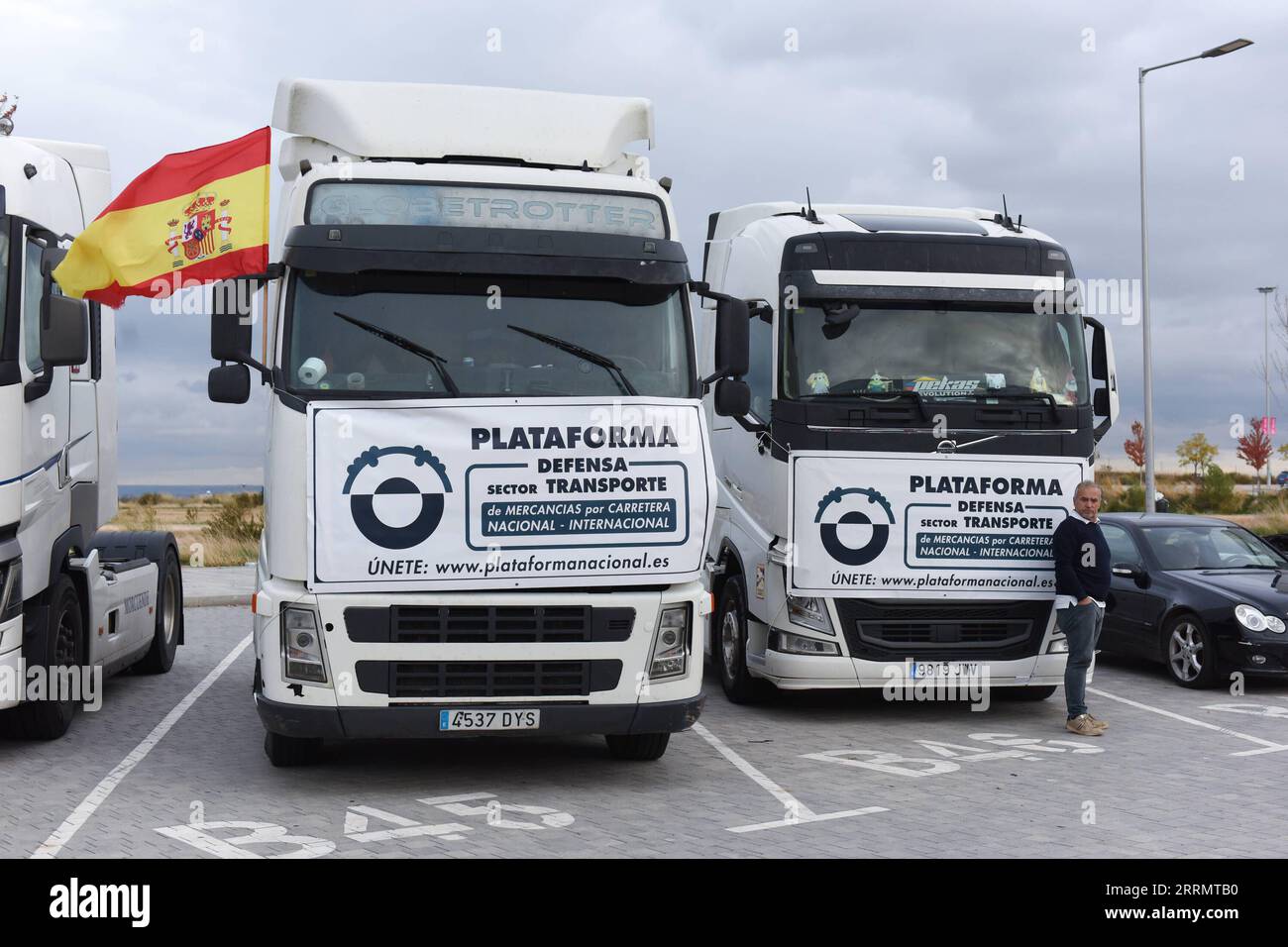 221114 -- MADRID, le 14 novembre 2022 -- des camions sont vus lors d'une manifestation à Madrid, en Espagne, le 14 novembre 2022. Les chauffeurs de camion en Espagne ont entamé lundi une grève illimitée contre la hausse du coût de la vie. En mars et avril, les camionneurs du pays ont organisé une grève de 20 jours, qui a causé des problèmes majeurs dans les chaînes d approvisionnement nationales. Photo de /Xinhua ESPAGNE-MADRID-CHAUFFEURS ROUTIERS-GRÈVE GustavoxValiente PUBLICATIONxNOTxINxCHN Banque D'Images