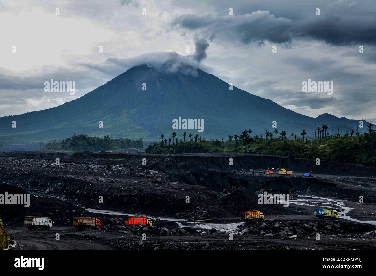 221118 -- LUMAJANG, 18 novembre 2022 -- le mont Semeru crache des matériaux volcaniques vus de Lumajang, Java oriental, Indonésie, 18 novembre 2022. Photo de /Xinhua INDONESIA-LUMAJANG-SEMERU-ERUPTION BayuxNovanta PUBLICATIONxNOTxINxCHN Banque D'Images