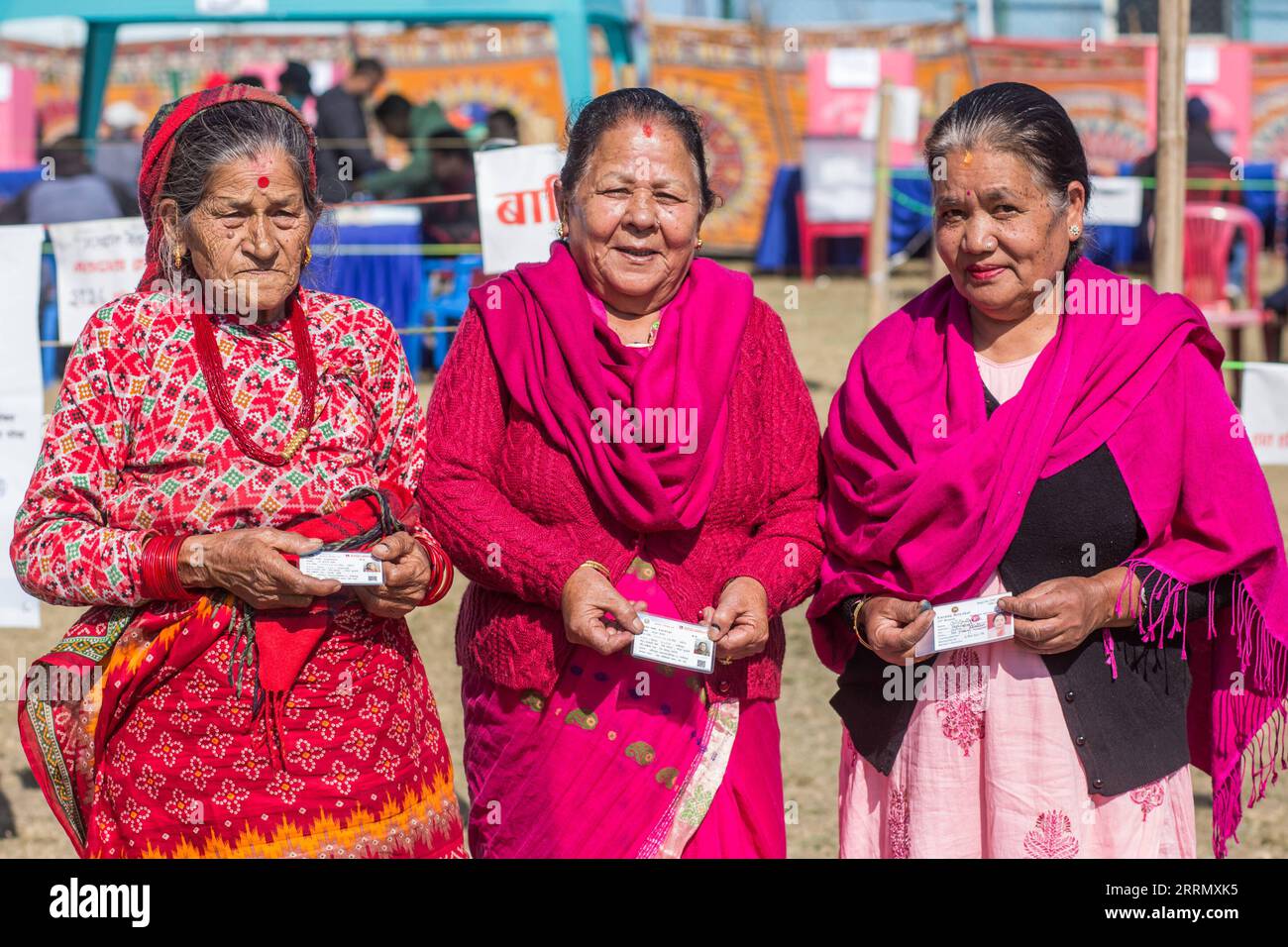 221120 -- LALITPUR, le 20 novembre 2022 -- les électeurs montrent leur carte d'identité après avoir voté lors des élections générales à Lalitpur, au Népal, le 20 novembre 2022. Les Népalais se sont rendus aux urnes dimanche matin pour les élections à la Chambre des représentants du Parlement fédéral et à sept assemblées provinciales. Photo de /Xinhua NEPAL-LALITPUR-ELECTIONS GÉNÉRALES-VOTE HarixMaharjan PUBLICATIONxNOTxINxCHN Banque D'Images