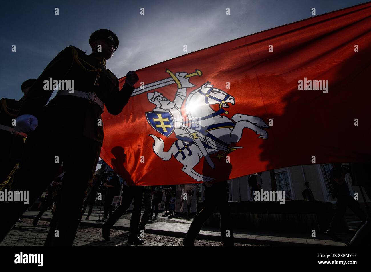 Les soldats de la compagnie des gardes d'honneur portent le drapeau historique de la Lituanie lors de la procession solennelle en l'honneur du 509e anniversaire de la bataille d'Orcha. Lors de la bataille d'Orcha le 8 septembre 1514, les troupes du Grand-Duché de Lituanie, un État médiéval lituanien-biélorusse-ukrainien, ont vaincu l'armée russe. Banque D'Images