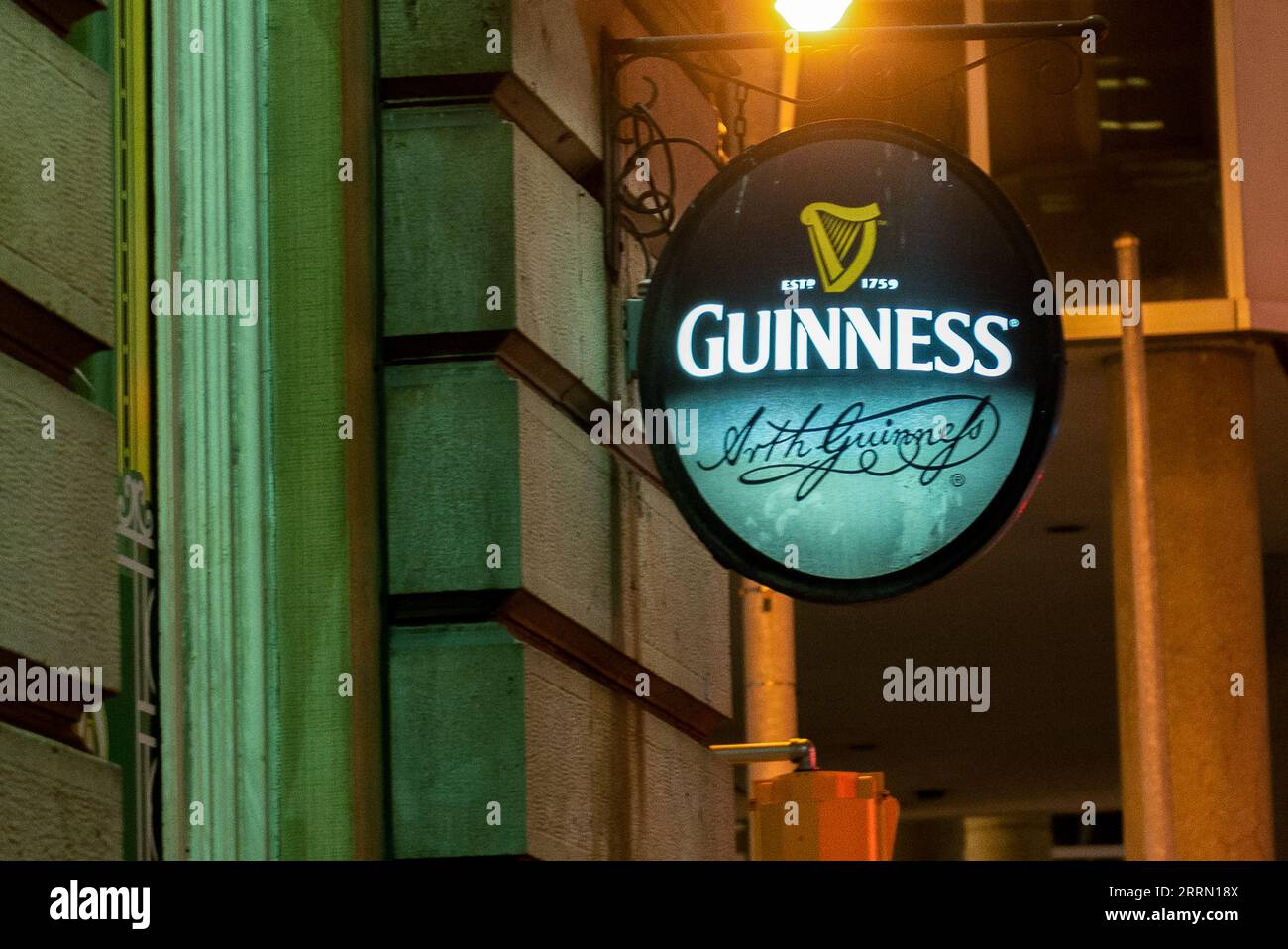 Toronto, ONTARIO, Canada – 5 août 2023 : signe de la Guinness Company. C'est l'une des marques d'alcool les plus réussies au monde Banque D'Images
