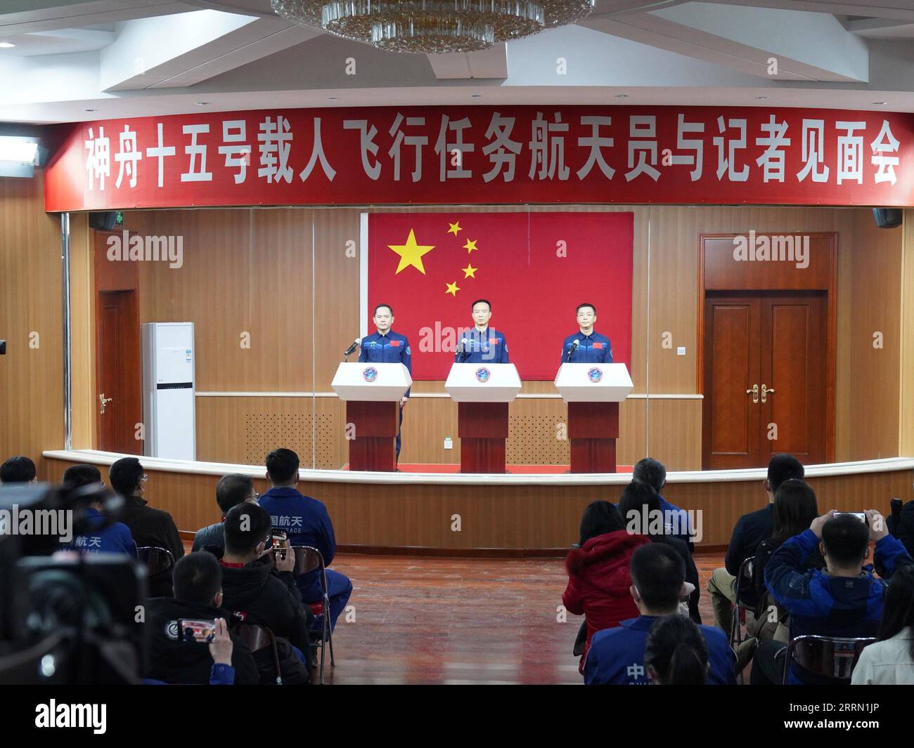 221128 -- JIUQUAN, 28 novembre 2022 -- FEI Junlong C, Deng Qingming R et Zhang lu, les trois taïkonautes chinois de la prochaine mission Shenzhou-15, rencontrent la presse au centre de lancement de satellites Jiuquan dans le nord-ouest de la Chine, le 28 novembre 2022. CHINA-SHENZHOU-15-TAIKONAUTS-CONFERENCE DE PRESSE CN LIXGANG PUBLICATIONXNOTXINXCHN Banque D'Images