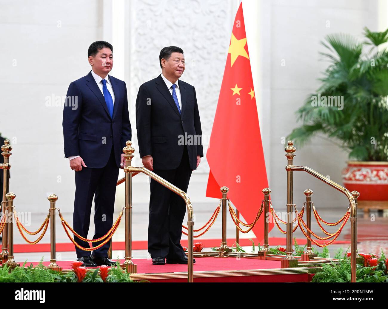 221128 -- BEIJING, le 28 novembre 2022 -- le président chinois Xi Jinping organise une cérémonie de bienvenue pour rendre visite au président mongol Ukhnaagiin Khurelsukh avant leurs entretiens au Grand Hall du peuple à Beijing, capitale de la Chine, le 28 novembre 2022. CHINE-PÉKIN-XI JINPING-MONGOLIE-PRÉSIDENT-PARLE CN RAOXAIMIN PUBLICATIONXNOTXINXCHN Banque D'Images