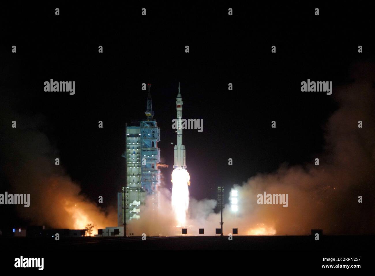 221129 -- JIUQUAN, le 29 novembre 2022 -- le vaisseau spatial habité Shenzhou-15, au sommet de la fusée long March-2F Y15, explose du centre de lancement de satellites Jiuquan dans le nord-ouest de la Chine, le 29 novembre 2022. EyesonSciCHINA-SHENZHOU-15-LANCEMENT CN LixGang PUBLICATIONxNOTxINxCHN Banque D'Images