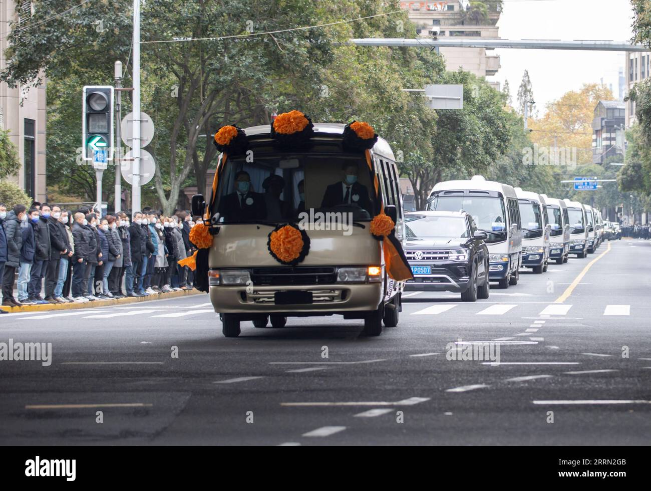 221201 -- SHANGHAI, le 1 décembre 2022 -- les résidents de Shanghai tapissent dans les rues pour rendre hommage au camarade Jiang Zemin alors qu'un corbillard fait son voyage de l'hôpital Huadong à l'aéroport de Shanghai Hongqiao à Shanghai, dans l'est de la Chine, le 1 décembre 2022. Les restes du camarade Jiang Zemin ont été transférés de Shanghai à Pékin à bord d'un vol spécial jeudi après-midi. CHINA-JIANG ZEMIN S RESTE-TRANSFERT CN WANGXXIANG PUBLICATIONXNOTXINXCHN Banque D'Images