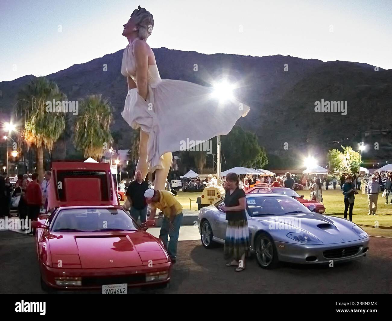 Palm Springs, Californie, États-Unis. 12 octobre 2012. Ferrari exposée autour de ''Forever Marilyn'' à Palm Springs en Californie. ''Forever Marilyn'' est une sculpture de Marilyn Monroe de 26 pieds de haut conçue par Seward Johnson. L'œuvre a été inspirée par l'une des images les plus célèbres de Monroe, tirée du film The Seven Year Itch de 1955. (Image de crédit : © Ian L. Sitren/ZUMA Press Wire) USAGE ÉDITORIAL SEULEMENT! Non destiné à UN USAGE commercial ! Banque D'Images