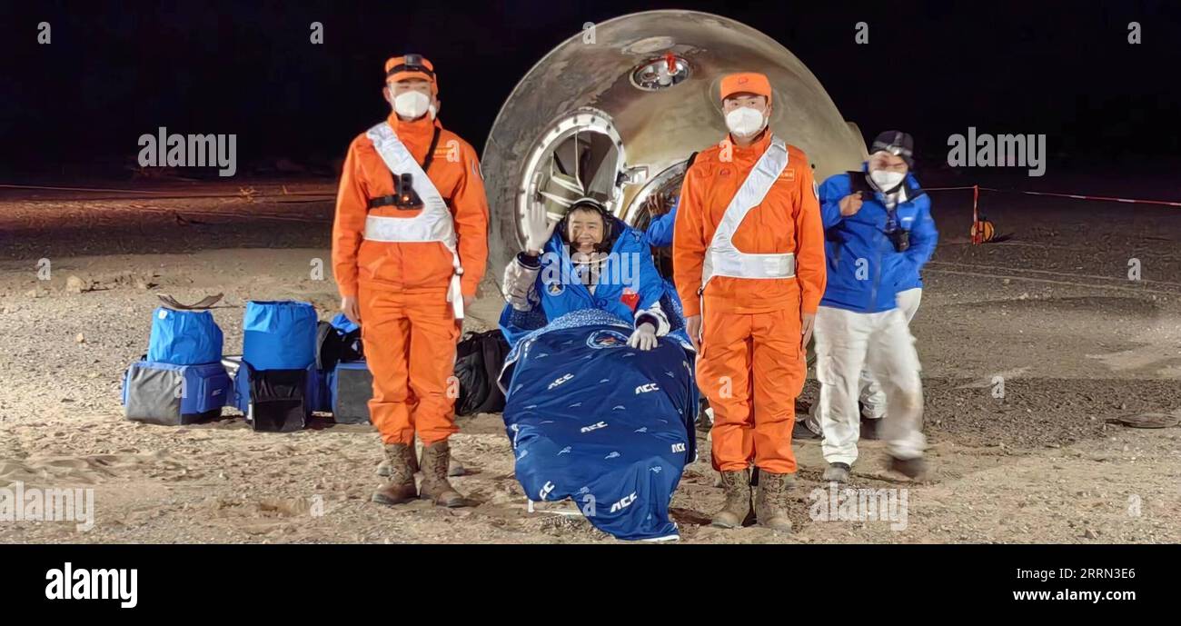 221204 -- SITE D'ATTERRISSAGE DE DONGFENG, 4 décembre 2022 -- l'astronaute Chen Dong est sorti de la capsule de retour du vaisseau habité Shenzhou-14 sur le site d'atterrissage de Dongfeng dans la région autonome de Mongolie intérieure du nord de la Chine, 4 décembre 2022. La capsule de retour du vaisseau habité Shenzhou-14, transportant les astronautes Chen Dong, Liu Yang et Cai Xuzhe, a atterri dimanche en toute sécurité sur le site d’atterrissage de Dongfeng. EyesonScichina-SHENZHOU-14-RETOUR CN LixGang PUBLICATIONxNOTxINxCHN Banque D'Images