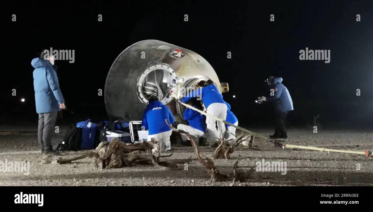 221204 -- SITE D'ATTERRISSAGE DE DONGFENG, 4 décembre 2022 -- la capsule de retour du vaisseau habité Shenzhou-14 touche en toute sécurité le site d'atterrissage de Dongfeng dans la région autonome de Mongolie intérieure du nord de la Chine, 4 décembre 2022. EyesonScichina-SHENZHOU-14-RETOUR CN LixGang PUBLICATIONxNOTxINxCHN Banque D'Images