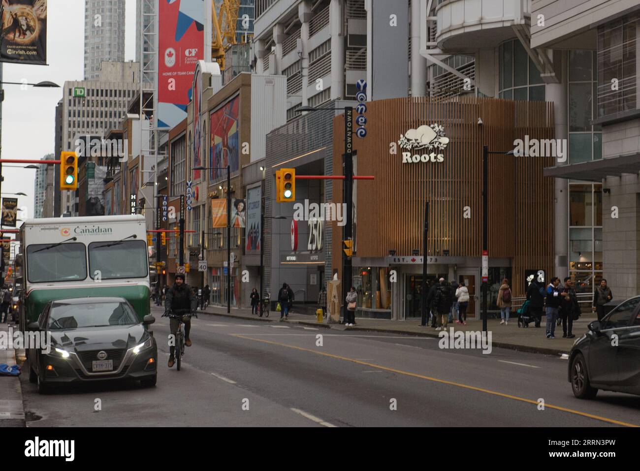 Toronto, ON, Canada – 20 août 2023 : Voir à la racine du panneau de l'entreprise au Canada Banque D'Images
