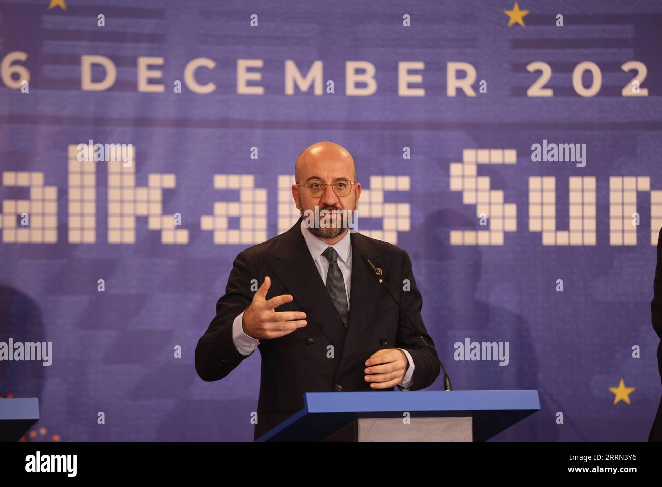 221206 -- TIRANA, le 6 décembre 2022 -- le président du Conseil européen, Charles Michel, assiste à une conférence de presse lors du sommet UE-Balkans occidentaux à Tirana, Albanie, le 6 décembre 2022. Les dirigeants de l'Union européenne UE ont réaffirmé leur engagement total en faveur de la perspective d'adhésion à l'UE des pays de la BM des Balkans occidentaux en marge du sommet UE-Balkans occidentaux qui s'est tenu ici mardi. Photo de /Xinhua ALBANIA-TIRANA-UE-Western BALKANS SUMMIT GentxOnuzi PUBLICATIONxNOTxINxCHN Banque D'Images