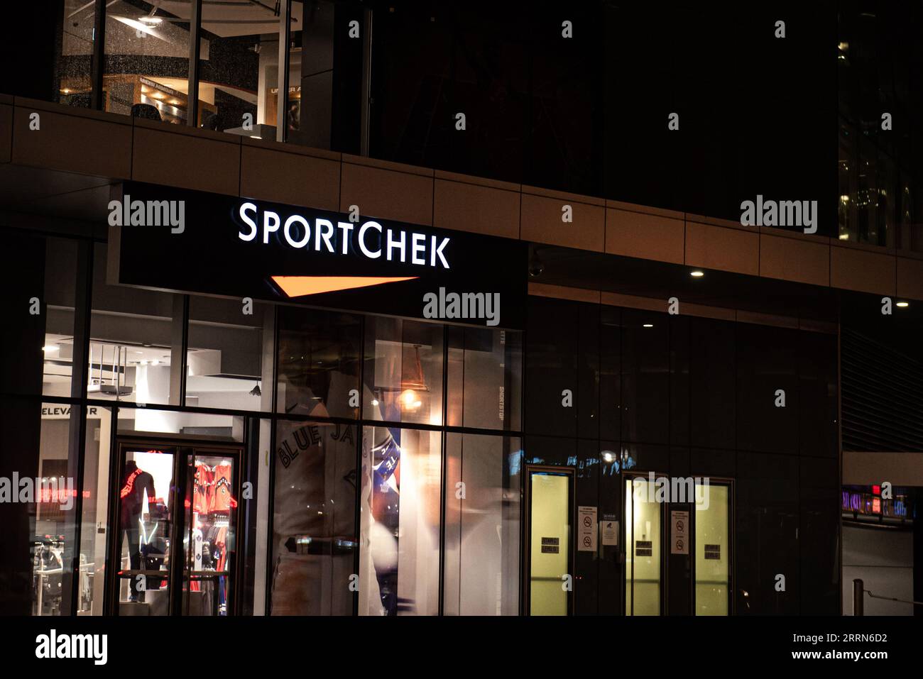 Toronto, ON, Canada – 3 septembre 2023 : vue à l’enseigne de Sportchek Company à Toronto Banque D'Images