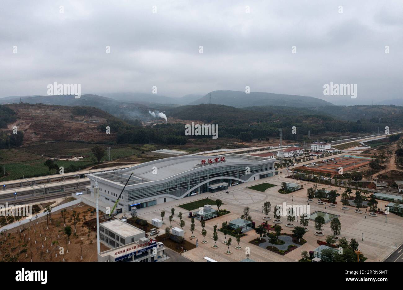 221214 -- KUNMING, le 14 décembre 2022 -- cette photo aérienne prise le 14 décembre 2022 montre la gare de Kaiyuannan de la ligne de chemin de fer à grande vitesse Mile-Mengzi dans le sud-ouest de la province du Yunnan en Chine. Le chemin de fer de 107 km reliera les villes de Mile et Mengzi, toutes deux situées dans les préfectures autonomes de Honghe Hani et de Yi du Yunnan. Les trains de voyageurs circulant sur le chemin de fer devraient circuler à 250 km/h. CHEMIN DE FER À GRANDE VITESSE CHINA-YUNNAN-MILE-MENGZI CN WANGXGUANSEN PUBLICATIONXNOTXINXCHN Banque D'Images