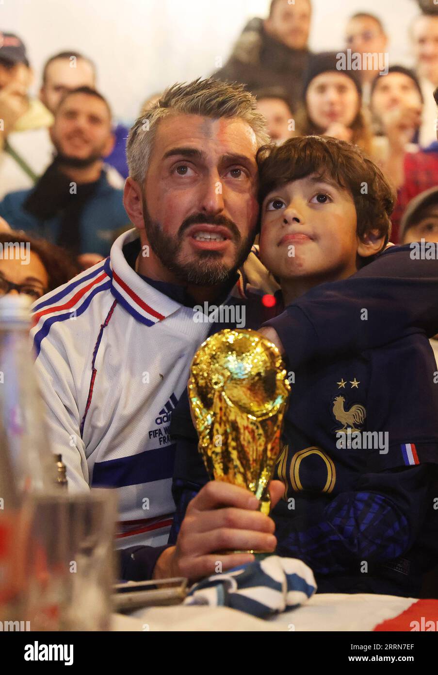 221219 -- PARIS, le 19 décembre 2022 -- les fans de football regardent la finale de la coupe du monde de la FIFA 2022 entre la France et l'Argentine dans un bar à Paris, France, le 18 décembre 2022. SPFRANCE-PARIS-FOOTBALL-COUPE DU MONDE-FINALE-SUPPORTERS GAOXJING PUBLICATIONXNOTXINXCHN Banque D'Images