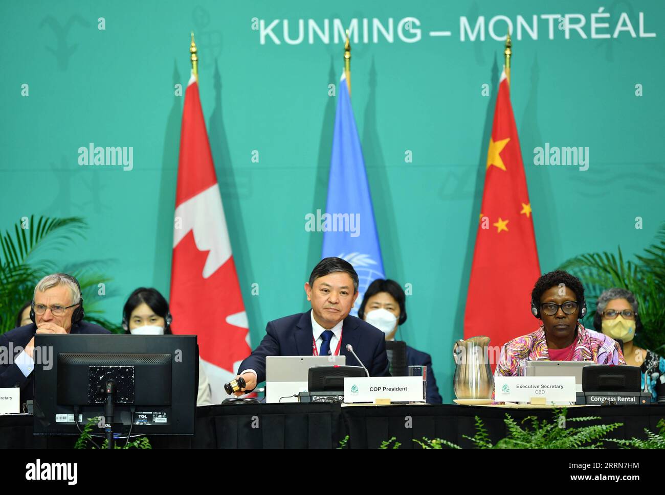 221219 -- MONTRÉAL, 19 déc. 2022 -- Huang Runqiu, président de la COP15 et ministre chinois de l'écologie et de l'environnement, annonce l'adoption du cadre mondial de Kunming-Montréal pour la biodiversité, un accord des Nations Unies visant à inverser la perte de biodiversité et à mettre le monde sur la voie du rétablissement, lors de la conférence des Nations Unies sur la biodiversité, COP15, à Montréal, Canada, le 19 décembre. 2022. la Conférence des Parties à la Convention des Nations Unies sur la diversité biologique, officiellement connue sous le nom de 15e session de la Conférence des Parties à la Convention des Nations Unies sur la diversité biologique, devrait se terminer lundi, après près de deux semaines de négociations. La Chine assure la présidence de la COP15. Banque D'Images