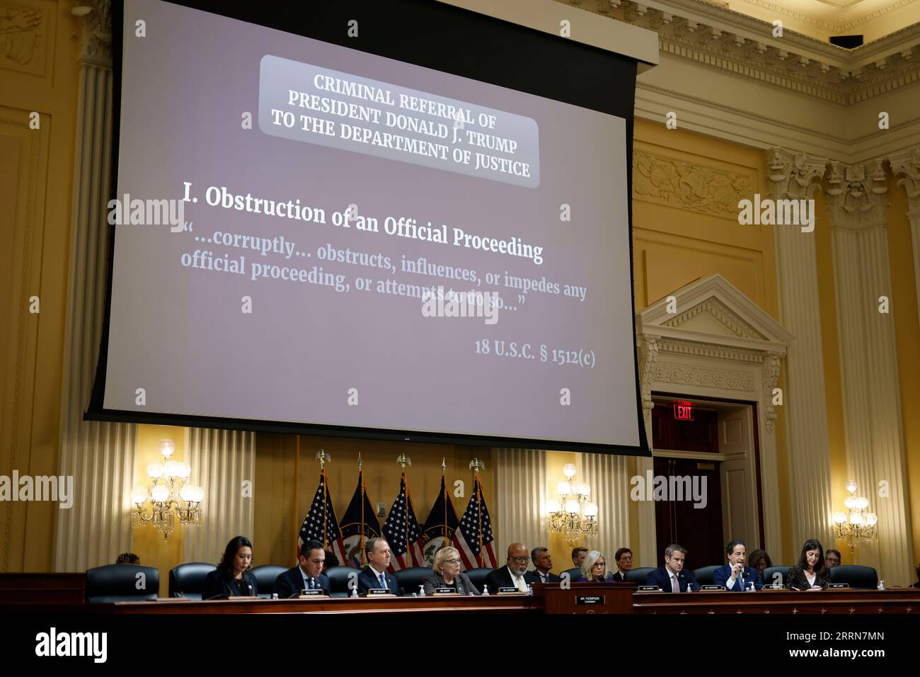 221219 -- WASHINGTON, le 19 décembre 2022 -- le comité restreint de la Chambre des États-Unis enquêtant sur l'émeute du Capitole du 6 janvier 2021, tient sa dernière séance publique sur Capitol Hill, à Washington, D.C., aux États-Unis, le 19 décembre 2022. le comité restreint de la Chambre des États-Unis chargé d ' enquêter sur l ' émeute du Capitole du 6 janvier 2021 a renvoyé des affaires criminelles au Ministère de la justice le lundi après-midi. Photo de /Xinhua U.S.-WASHINGTON, D.C. CAPITOL ANTI-ÉMEUTE-ENQUÊTE-RENVOIS CRIMINELS TingxShen PUBLICATIONxNOTxINxCHN Banque D'Images