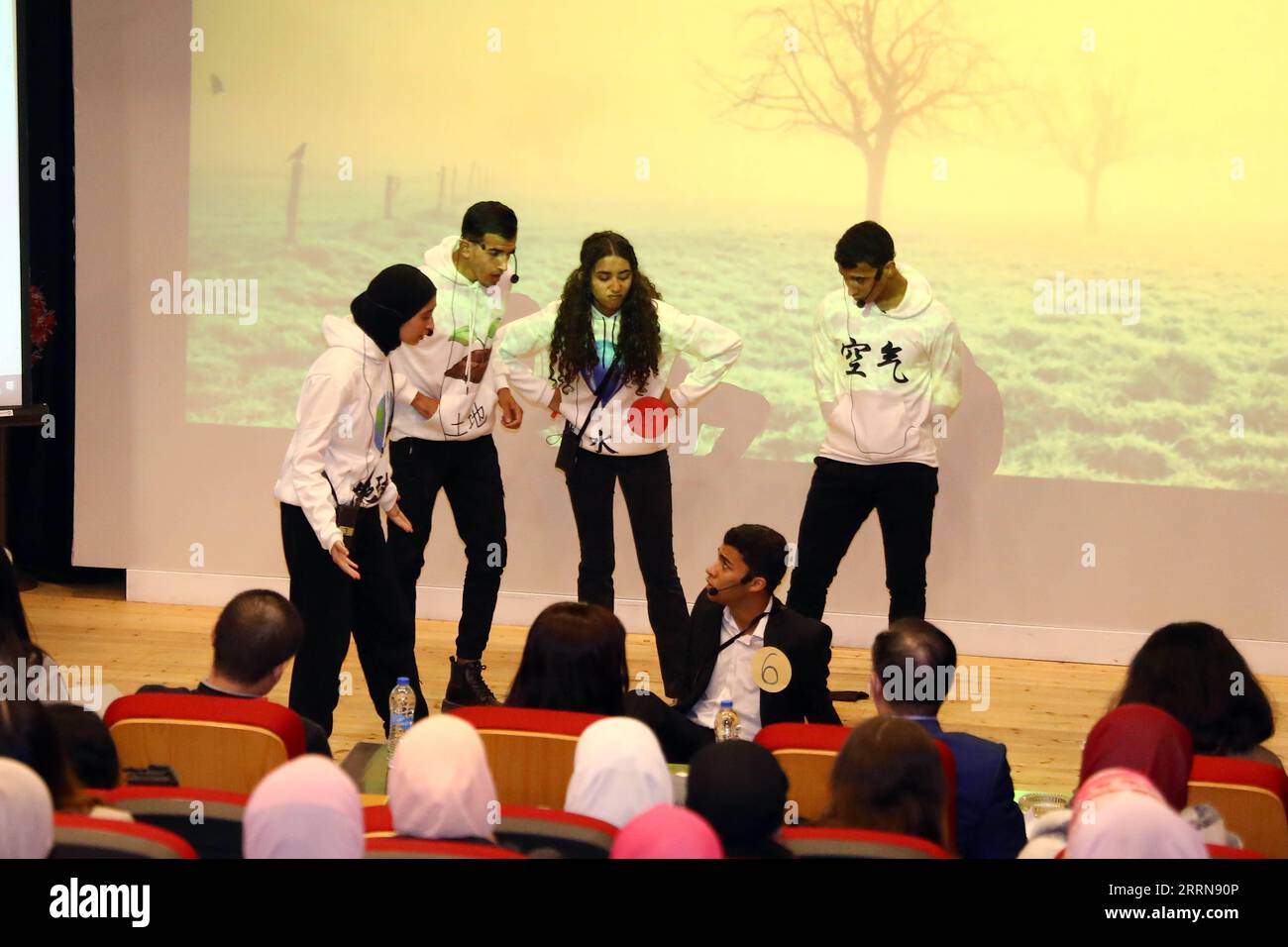 221223 -- LE CAIRE, 23 décembre 2022 -- des étudiants mettent en scène un sketch en chinois lors d'un concours de sketch comique à l'Université du Caire au Caire, en Égypte, le 22 décembre 2022. Les étudiants, venant des départements de langue chinoise et des instituts Confucius de plusieurs universités publiques et privées à travers l'Egypte, participent à un concours de sketchs comiques qui a lieu jeudi soir à l'Institut Confucius pour l'apprentissage du chinois à l'Université du Caire. POUR ALLER AVEC la fonction : les étudiants égyptiens ont mis sur l'émission de comédie à l'oral chinois EGYPTE-CAIRE-ÉTUDIANTS-CHINOIS LANGUE-SKETCH CONCOURS DE COMÉDIE AhmedxGomaa PUBLICATIONxNOTxINxCHN Banque D'Images