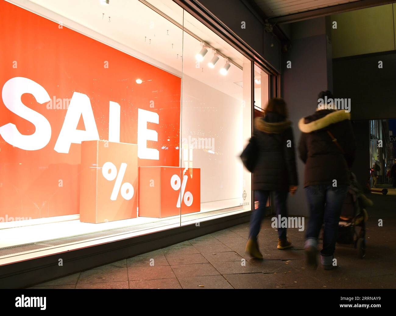221231 -- BERLIN, le 31 décembre 2022 -- des gens passent devant une vitrine de magasin avec des panneaux de rabais à Berlin, Allemagne, le 30 décembre 2022. ALLEMAGNE-BERLIN-VIE QUOTIDIENNE RenxPengfei PUBLICATIONxNOTxINxCHN Banque D'Images