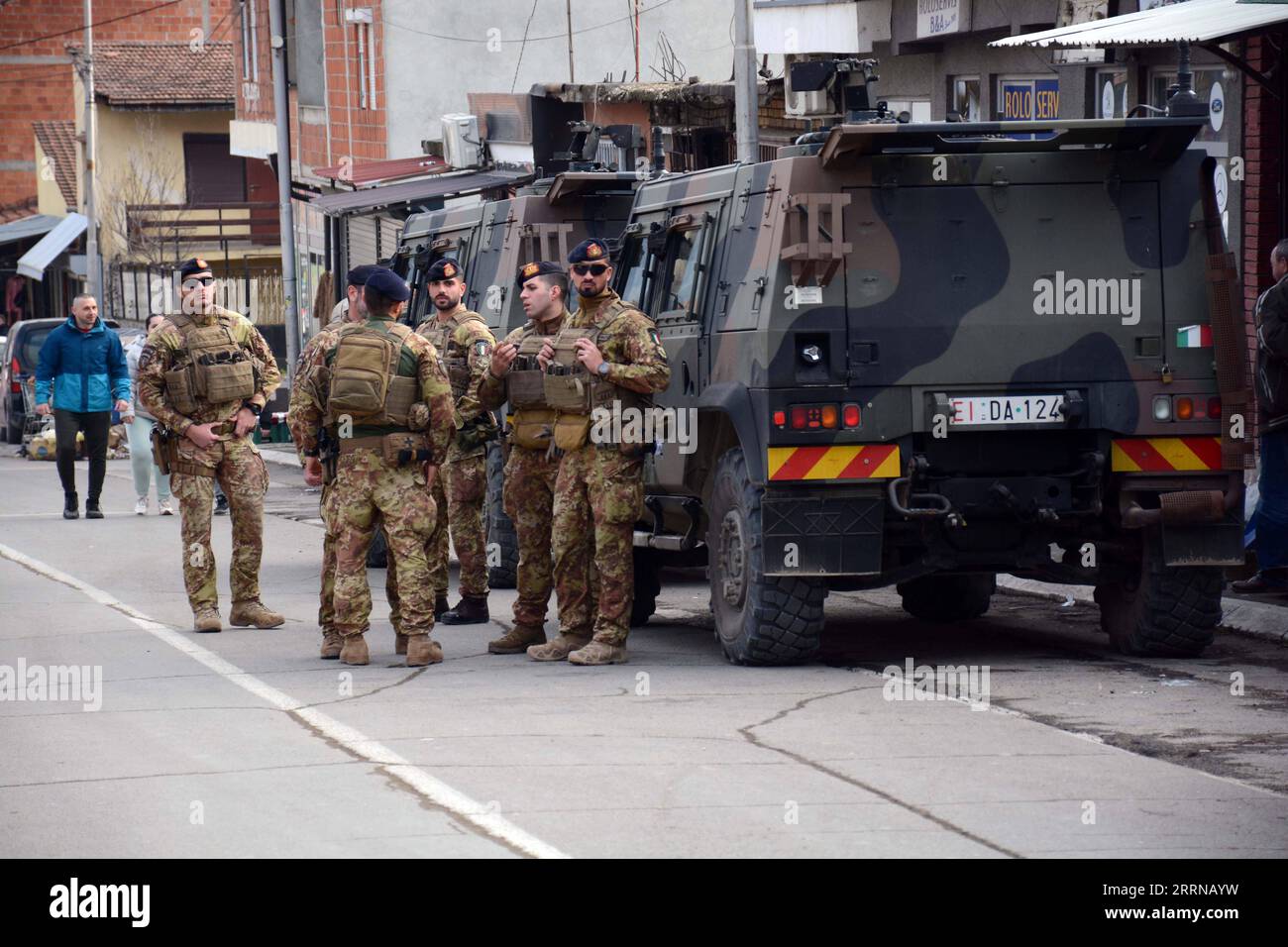221230 -- MITROVICA KOSOVO, le 30 décembre 2022 -- des soldats de la patrouille de la Force de paix au Kosovo (KFOR) dirigée par l'OTAN près d'une barricade routière érigée dans la ville de Mitrovica, au Kosovo, le 29 décembre 2022. Les Serbes de la province du Kosovo-Metohija ont accepté de commencer à enlever les barricades routières, a annoncé le président serbe Aleksandar Vucic aux médias après avoir rencontré leurs représentants dans la ville de Raska mercredi soir. La réunion de Vucic avec les Serbes du Kosovo visait à mettre fin à un blocus de près de 3 semaines des routes principales dans les parties majoritairement serbes du Kosovo-Metohija, qui avait été déclenché par l arrestation d un ancien policier serbe du Kosovo Banque D'Images