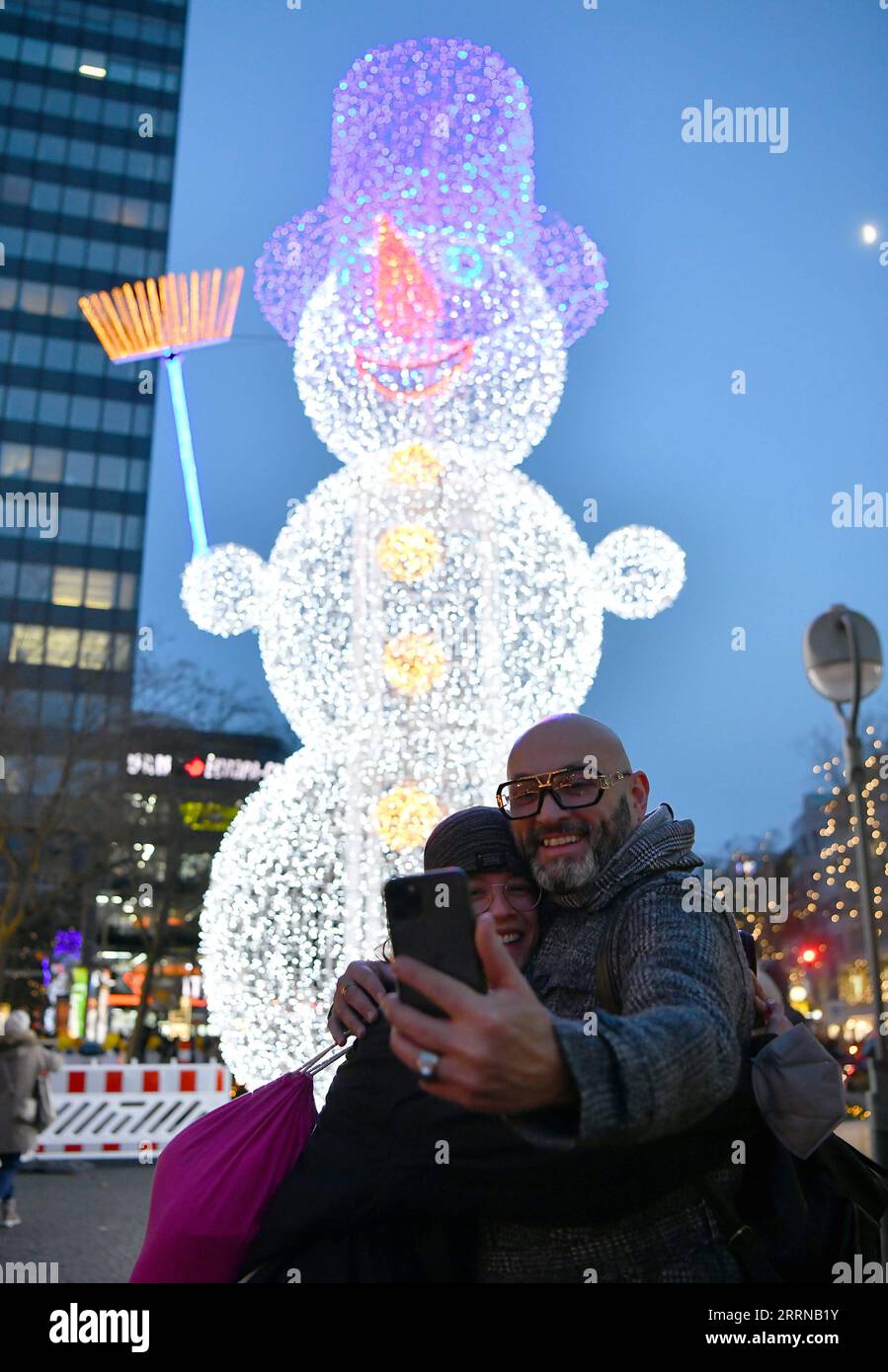 221231 -- BERLIN, le 31 décembre 2022 -- des gens prennent un selfie devant une installation lumineuse à Berlin, Allemagne, le 30 décembre 2022. ALLEMAGNE-BERLIN-VIE QUOTIDIENNE RenxPengfei PUBLICATIONxNOTxINxCHN Banque D'Images