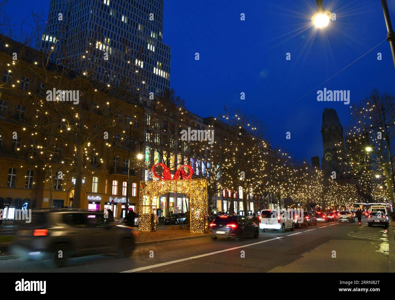 221231 -- BERLIN, le 31 décembre 2022 -- les décorations du nouvel an sont illuminées à Berlin, Allemagne, le 30 décembre 2022. ALLEMAGNE-BERLIN-VIE QUOTIDIENNE RenxPengfei PUBLICATIONxNOTxINxCHN Banque D'Images