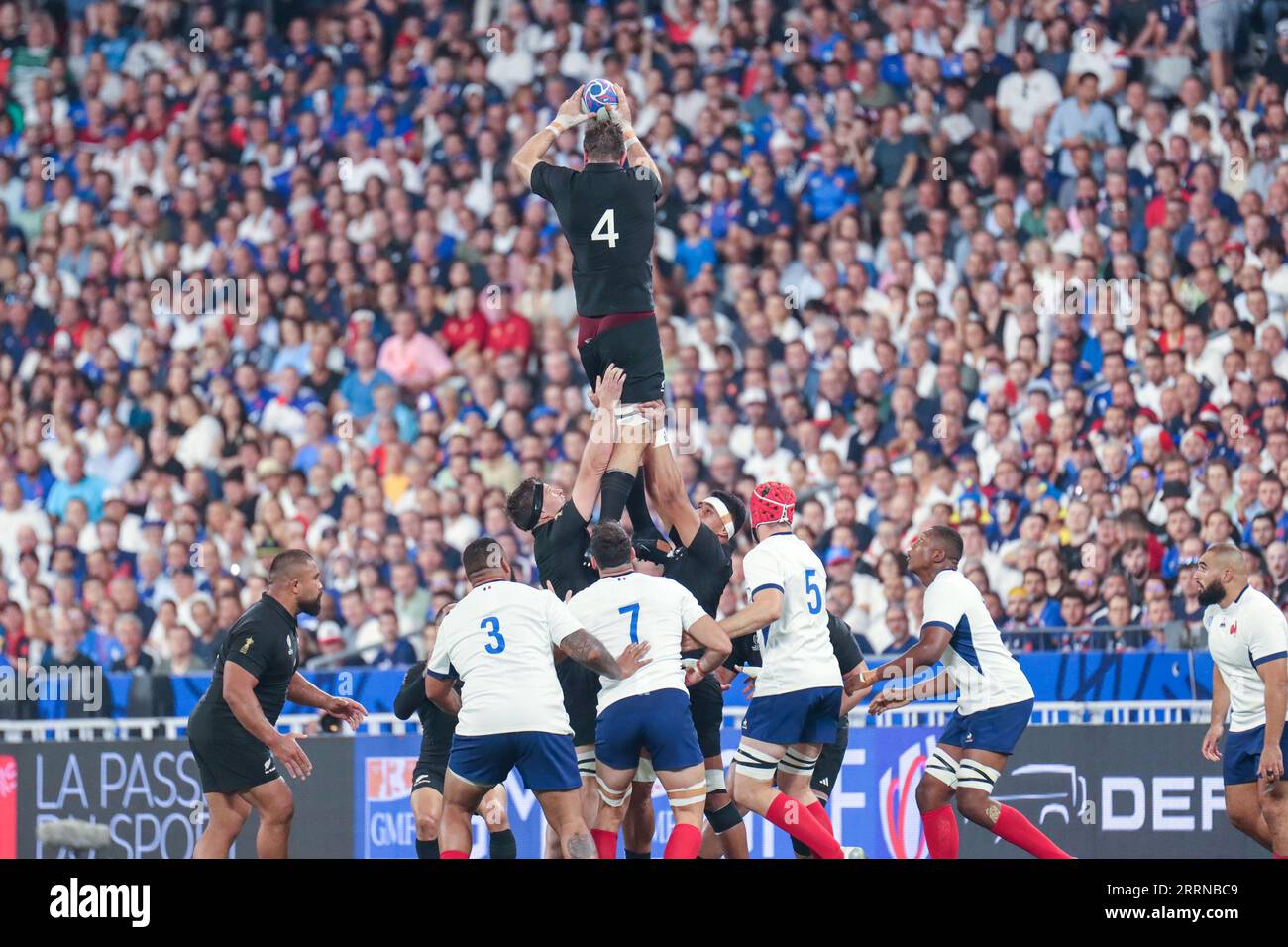 Saint Denis, France. 08 septembre 2023. Paris Sam Whitelock (Nouvelle-Zélande) donne le coup d'envoi lors du match d'ouverture de la coupe du monde de Rugby 2023 entre la France et la Nouvelle-Zélande au Stade de France, Saint Denis, Paris, France le vendredi 8 septembre (Claire Jeffrey/SPP) crédit : SPP Sport Press photo. /Alamy Live News Banque D'Images