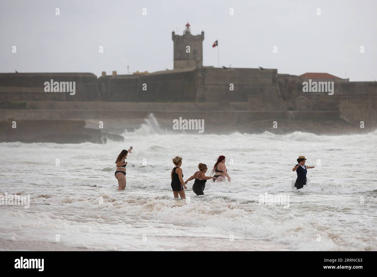 230102 -- LISBONNE, le 2 janvier 2023 -- les gens prennent part à un bain de mer traditionnel pour accueillir le nouvel an sur la plage de Carcavelos à la périphérie de Lisbonne, Portugal, le 1 janvier 2023. Photo de /Xinhua PORTUGAL-NEW YEAR-SEA BATH PedroxFiuza PUBLICATIONxNOTxINxCHN Banque D'Images