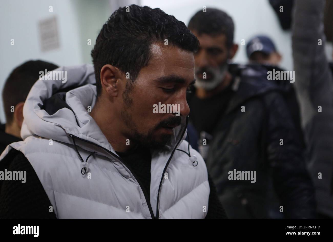 230103 -- BETHLÉEM, le 3 janvier 2023 -- Un homme pleure lors des funérailles d'Adam Ayyad, tué dans des affrontements avec des soldats israéliens, dans la ville de Bethléem en Cisjordanie, le 3 janvier 2023. L'adolescent palestinien a été tué mardi lors d'affrontements avec des soldats israéliens près du camp de réfugiés de Dheisha près de la ville de Bethléem, dans le sud de la Cisjordanie, ont déclaré des médecins et des témoins oculaires palestiniens. Photo de /Xinhua MIDEAST-BETHLEHEM-FUNERAL MamounxWazwaz PUBLICATIONxNOTxINxCHN Banque D'Images