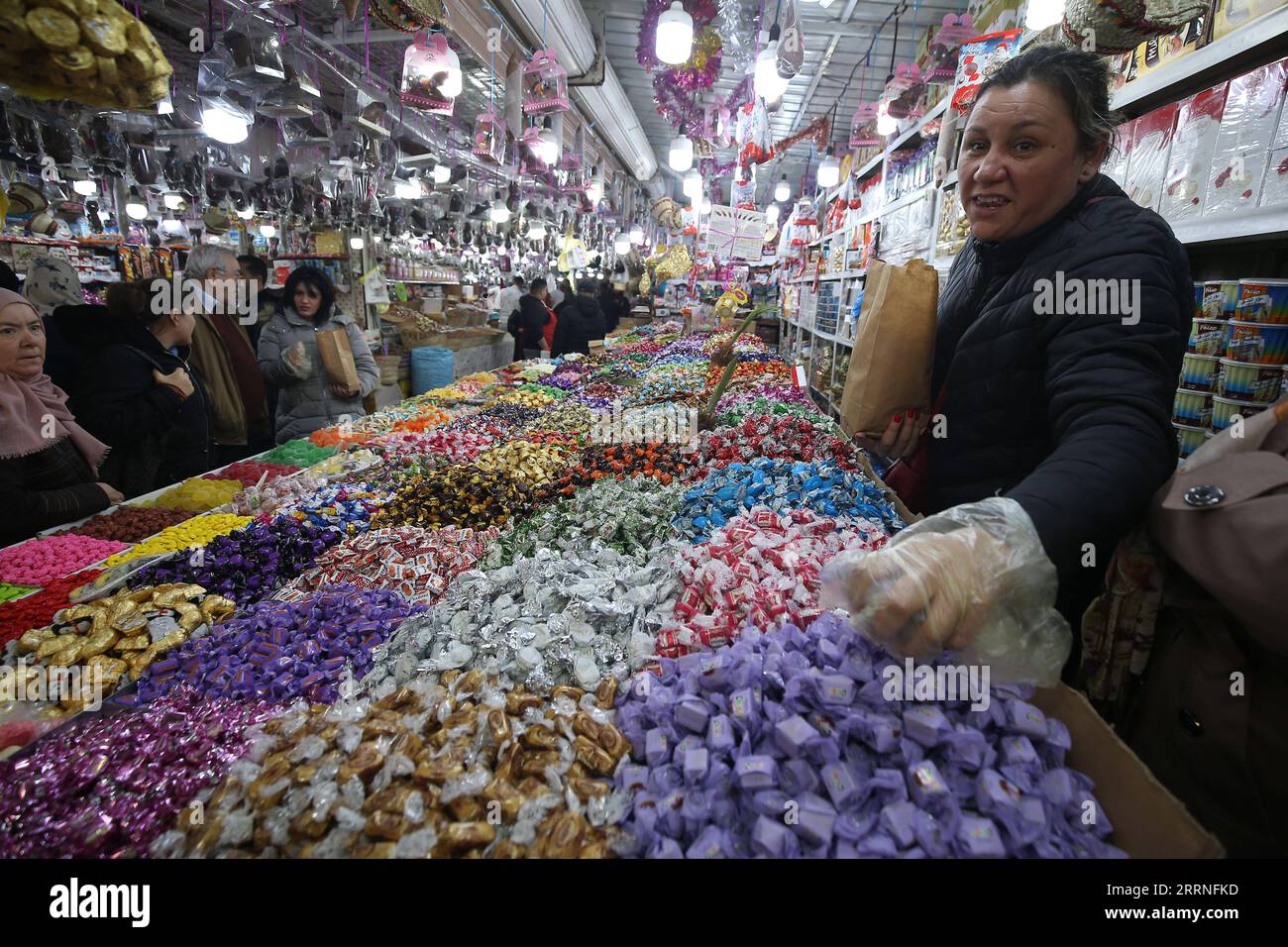230109 -- BLIDA ALGÉRIE, 9 janvier 2023 -- les gens achètent des bonbons avant le nouvel an amazigh sur un marché de Blida, Algérie, le 9 janvier 2023. Imazighen en Algérie fêtera son nouvel an le 12 janvier. ALGÉRIE-BLIDA-AMAZIGH NOUVEL AN-MARCHÉ WUXTIANYU PUBLICATIONXNOTXINXCHN Banque D'Images
