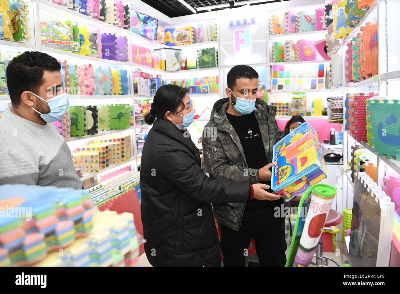 230112 -- YIWU, 12 janvier 2023 -- Un marchand étranger R achète des jouets au marché du commerce international de Yiwu à Yiwu, dans la province du Zhejiang de l'est de la Chine, le 11 janvier 2023. Selon les données de l'administration locale de sortie-entrée, il y a eu plus de 10 000 commerçants étrangers résidents à Yiwu jusqu'à présent. ZhejiangPictorialCHINA-ZHEJIANG-YIWU-MARCHANDS ÉTRANGERS CN HuangxZongzhi PUBLICATIONxNOTxINxCHN Banque D'Images