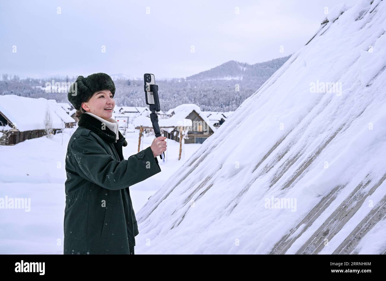 230113 -- ALTAY, le 13 janvier 2023 -- Un propriétaire de famille d'accueil fait la promotion de la station de neige de Hemu via un spectacle en direct dans la préfecture d'Altay, dans la région autonome ouïgoure du Xinjiang, au nord-ouest de la Chine, le 7 janvier 2023. La préfecture d'Altay est connue pour sa longue saison hivernale qui peut durer jusqu'à huit mois par an. Il attire les skieurs du monde entier avec son vaste espace de poudreuse naturelle. La région a aspiré à stimuler le tourisme hivernal ces dernières années, attirant les visiteurs avec le ski, la pêche sur glace et d'autres activités hivernales. Elle a accueilli quelque 1,02 millions de touristes entre le 2022 décembre et le 11 janvier 2023. CHINE-XINJIANG-ALTAY-WINT Banque D'Images