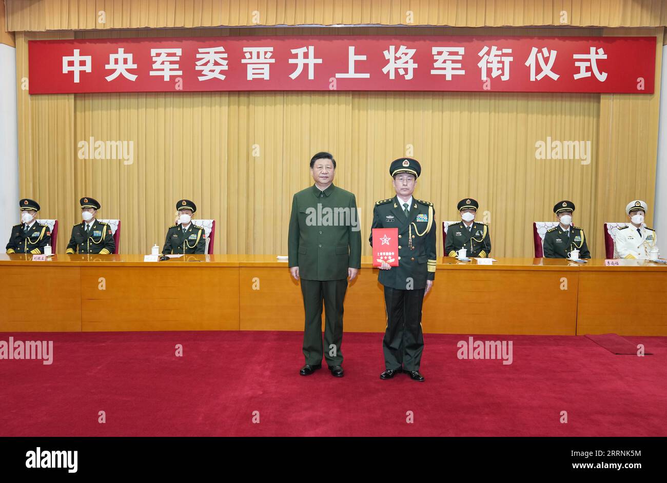 230118 -- BEIJING, 18 janvier 2023 -- Xi Jinping, président de la Commission militaire centrale CMC, présente un certificat d'ordre lors d'une cérémonie visant à promouvoir Huang Ming, commandant du Commandement central du théâtre de l'Armée populaire de libération, au rang de général à Beijing, capitale de la Chine, le 18 janvier 2023. L'événement a été organisé par le CMC. CHINE-PÉKIN-XI JINPING-MILITAIRE OFFICIER-PROMOTION CN LIXGANG PUBLICATIONXNOTXINXCHN Banque D'Images