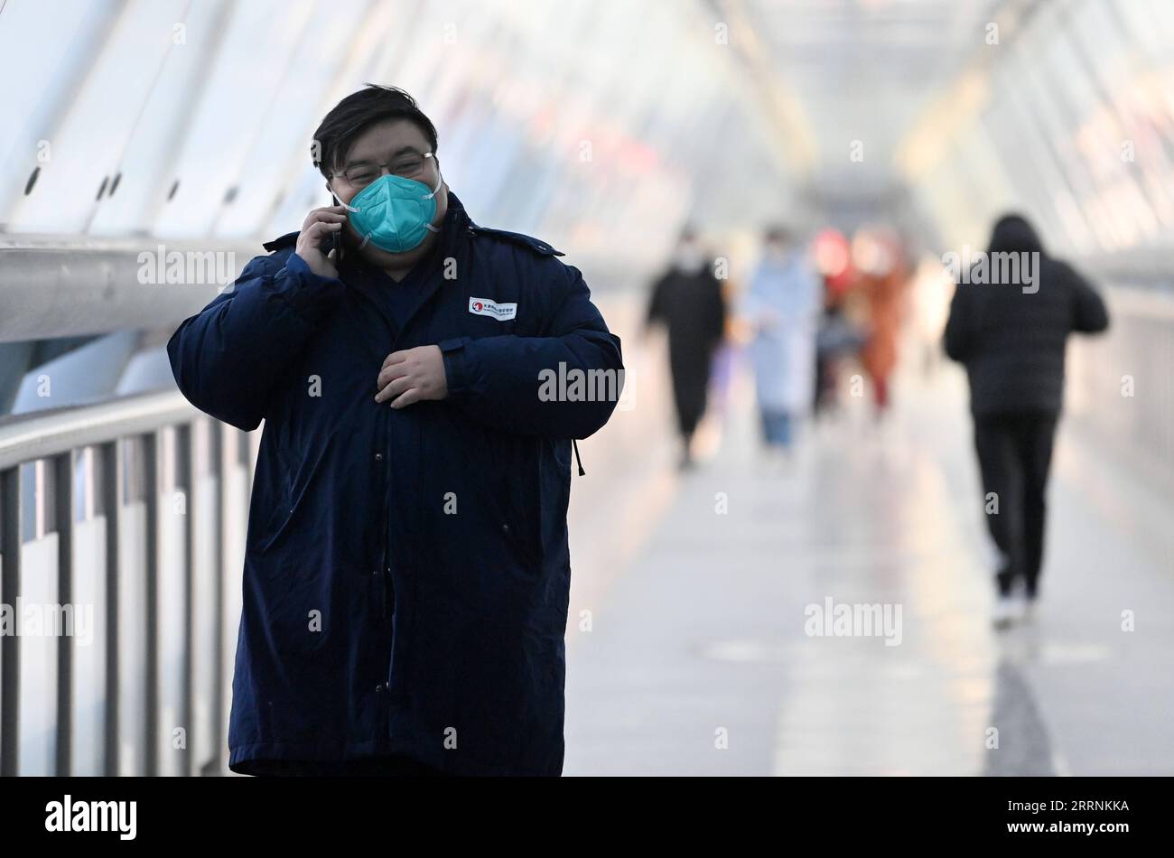 230119 -- TIANJIN, le 19 janvier 2023 -- Liu Yang répond à un appel téléphonique au travail en marchant à l'hôpital général de l'Université médicale de Tianjin dans le nord de la Chine, Tianjin, le 18 janvier 2023. Liu est orthopédiste à l'hôpital général de l'université médicale de Tianjin. Le 7 décembre 2022, il a été nommé coordonnateur chargé du triage des symptômes des patients au service des urgences. En plus de résoudre les problèmes soulevés par les parents des patients, Liu et ses collègues ont travaillé à coordonner les lits et les experts de 36 départements de son hôpital afin de traiter efficacement les patients dans un état sévère. CHINA-TIAN Banque D'Images