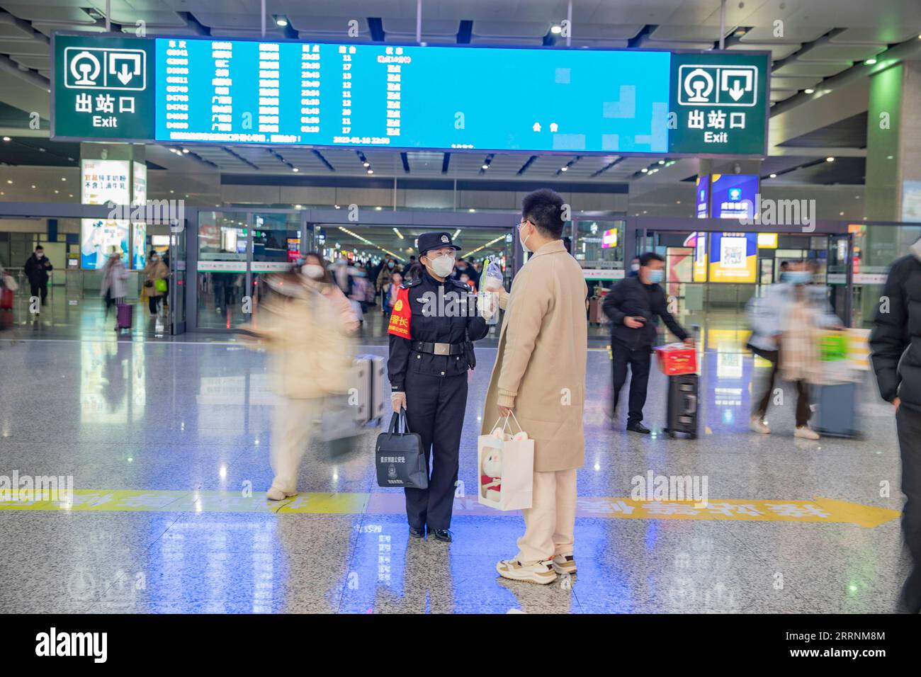 230120 -- CHONGQING, le 20 janvier 2023 -- Li Hang C, membre de l'unité de police des chemins de fer féminine de Fanghua, est accueillie par son mari après avoir travaillé à la gare ferroviaire de Chongqing Ouest à Chongqing, dans le sud-ouest de la Chine, le 18 janvier 2023. L ' unité de police des chemins de fer féminine de Fanghua du bureau de police des chemins de fer de Chongqing se compose de sept femmes d ' âge moyen de 29 ans. Ils sont responsables de certains trains de voyageurs de Chongqing à Xi an. Pendant les 40 jours de la course aux voyages du Spring Festival, également connue sous le nom de chunyun, chaque membre de l'unité travaillait sur le train avec un kilométrage d'environ 40 000 kil Banque D'Images