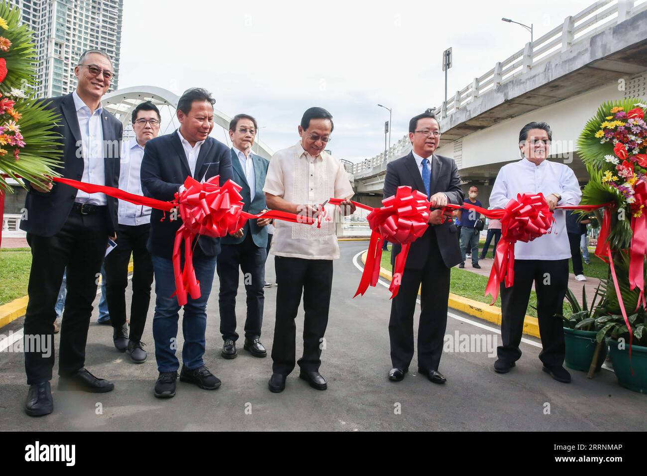 230120 -- MANILLE, le 20 janvier 2023 -- l'ambassadeur de Chine aux Philippines Huang Xilian 2nd R, secrétaire philippin aux travaux publics et aux autoroutes Manuel Bonoan 3rd R et d'autres fonctionnaires assistent à l'inauguration du parc environnant du pont Binondo-Intramuros à Manille, Philippines, le 20 janvier 2023. Les Philippins peuvent maintenant marcher en toute sécurité et tranquillement pour profiter du parc riverain linéaire nouvellement ouvert offert par la Chine ici vendredi. PHILIPPINES-MANILLE-CHINE-GIFTED PARK-OPENING ROUELLEXUMALI PUBLICATIONXNOTXINXCHN Banque D'Images