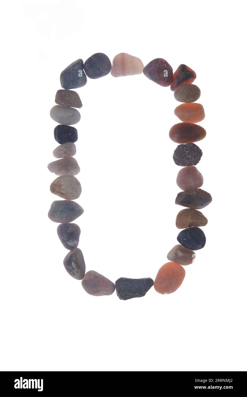 Lettre O fabriquée à la main à l'aide de petites pierres ou de cailloux, objet unique. créer un impact artistique signifiant à votre message, sur fond blanc. Banque D'Images