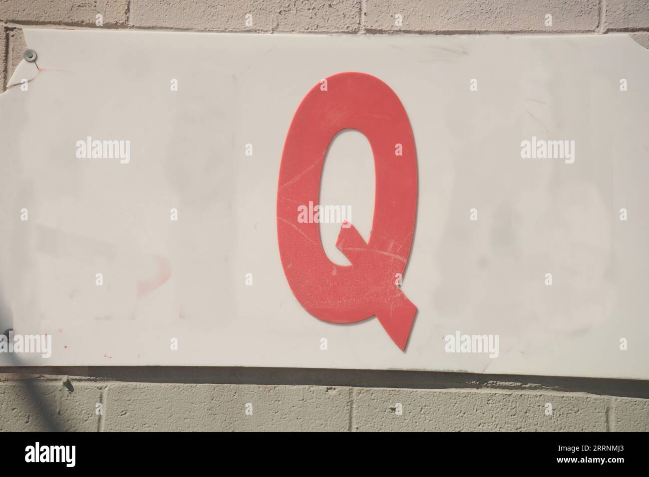 Vieille lettre Q usée, montrant son âge, le motif, les lignes et hardiment saisir l'attention. Soyez remarqué avec cette seule lettre, Banque D'Images