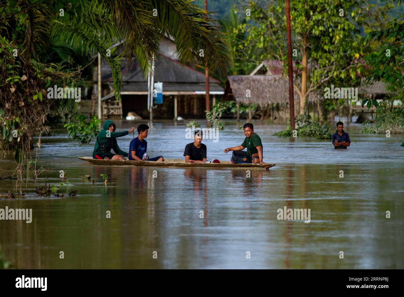 230124 -- ACEH URARA, 24 janvier 2023 -- des gens rament un canoë en bois dans les eaux après de fortes pluies dans le village de Buket Linteung, district d'Aceh Utara, province d'Aceh, Indonésie, le 23 janvier 2023. photo de /Xinhua INDONESIA-ACEH UTARA-FLOOD FachrulxReza PUBLICATIONxNOTxINxCHN Banque D'Images