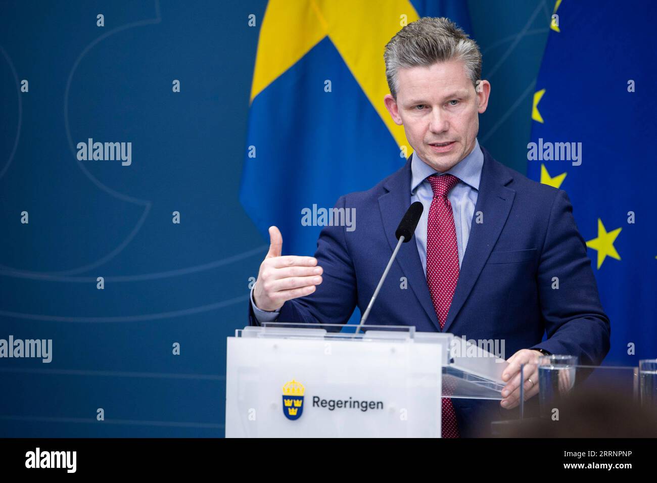 230124 -- STOCKHOLM, le 24 janvier 2023 -- le ministre suédois de la Défense, Pal Jonson, prend la parole lors d'une conférence de presse à Stockholm, en Suède, le 24 janvier 2023. La Suède a subi un revers majeur dans sa candidature pour devenir membre de l'OTAN à l'Organisation du Traité de l'Atlantique Nord, car T¹rkiye, membre de l'OTAN, a déclaré qu'il ne l'appuierait pas. /Document via Xinhua SWEDEN-STOCKHOLM-PM-FM-DM-PRESS CONFERENCE NinnixAndersson/GovernmentxOfficesxofxSweden PUBLICATIONxNOTxINxCHN Banque D'Images