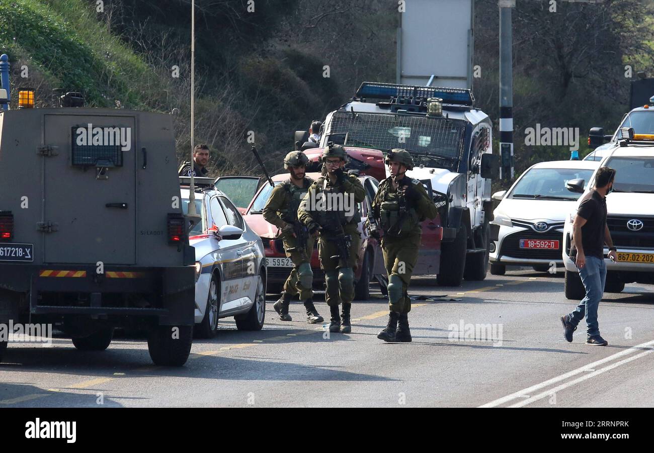 230125 -- NAPLOUSE, 25 janvier 2023 -- les forces de sécurité israéliennes se rassemblent sur le site où des soldats israéliens ont abattu un palestinien, près de la colonie de Kdumim, à l'ouest de la ville de Naplouse en Cisjordanie, le 25 janvier 2023. Des soldats israéliens ont abattu un palestinien mercredi après qu'il ait tenté de le poignarder sur un poste militaire en Cisjordanie occupée, ont déclaré les militaires. Photo de /Xinhua MIDEAST-NAPLOUSE-PALESTINIAN-KILLING NidalxEshtayeh PUBLICATIONxNOTxINxCHN Banque D'Images