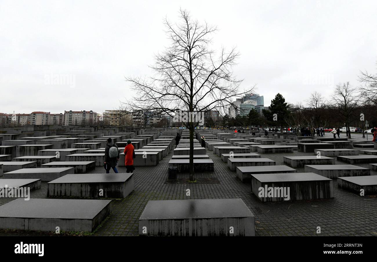 230128 -- BERLIN, le 28 janvier 2023 -- visite du Mémorial des Juifs assassinés d'Europe à Berlin, Allemagne, le 27 janvier 2023. Le mémorial, situé dans le centre de Berlin, a été construit pour commémorer environ 6 millions de Juifs tués par les nazis pendant la Seconde Guerre mondiale En 2005, l'Assemblée générale des Nations Unies a adopté une résolution qui a désigné le 27 janvier Journée internationale de commémoration à la mémoire des victimes de l'Holocauste. ALLEMAGNE-BERLIN-JOURNÉE INTERNATIONALE DE COMMÉMORATION DE L'HOLOCAUSTE RENXPENGFEI PUBLICATIONXNOTXINXCHN Banque D'Images