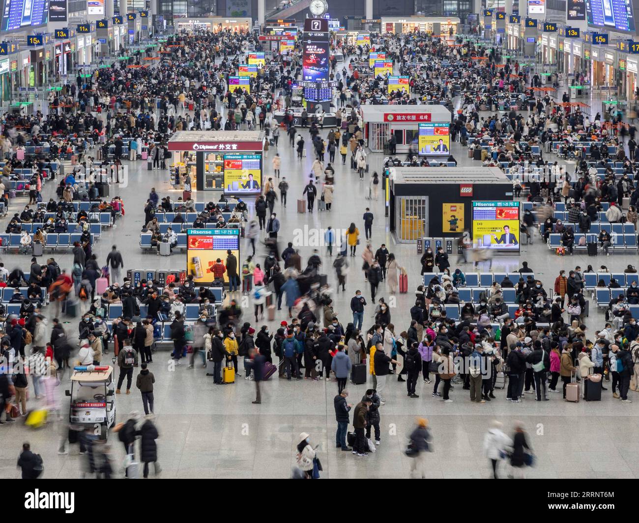 230127 -- SHANGHAI, le 27 janvier 2023 -- cette photo prise le 27 janvier 2023 montre une vue du hall d'attente de la gare de Shanghai Hongqiao à Shanghai dans l'est de la Chine. Les gares ferroviaires, les autoroutes et les aéroports à travers la Chine se préparent à un nouveau pic de voyage alors qu'un nombre croissant de voyageurs prennent la route et retournent au travail après une semaine de vacances au Festival du printemps qui se termine vendredi. CHINA-SPRING FESTIVAL-TRAVEL RUSH CN WANGXXIANG PUBLICATIONXNOTXINXCHN Banque D'Images