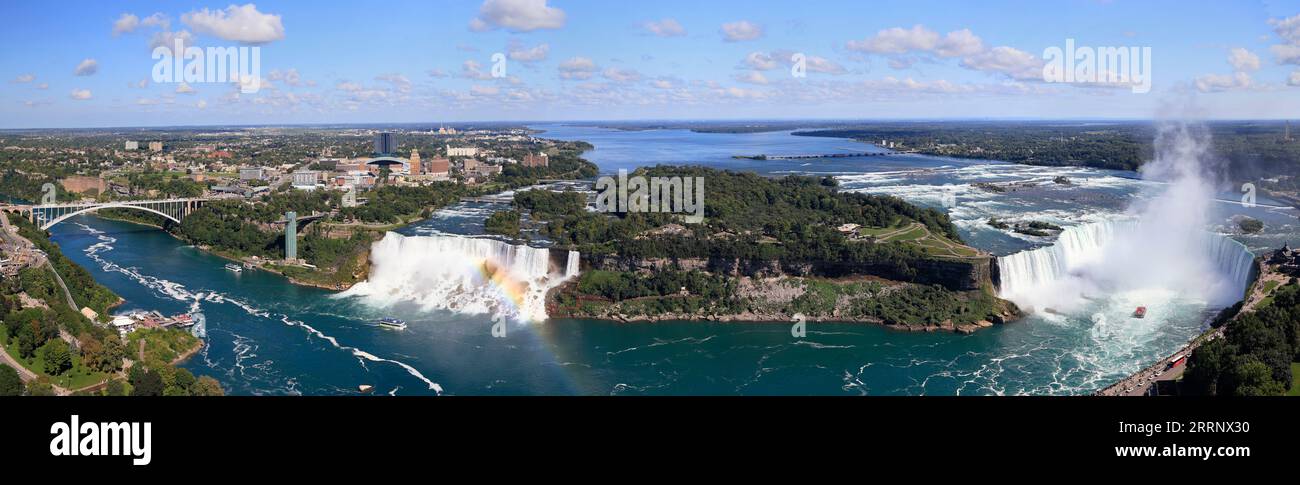 Vue aérienne panoramique du pont Rainbow, des chutes américaines, des chutes Bridal Veil et des chutes Horseshoe connues sous le nom de chutes Niagara Banque D'Images
