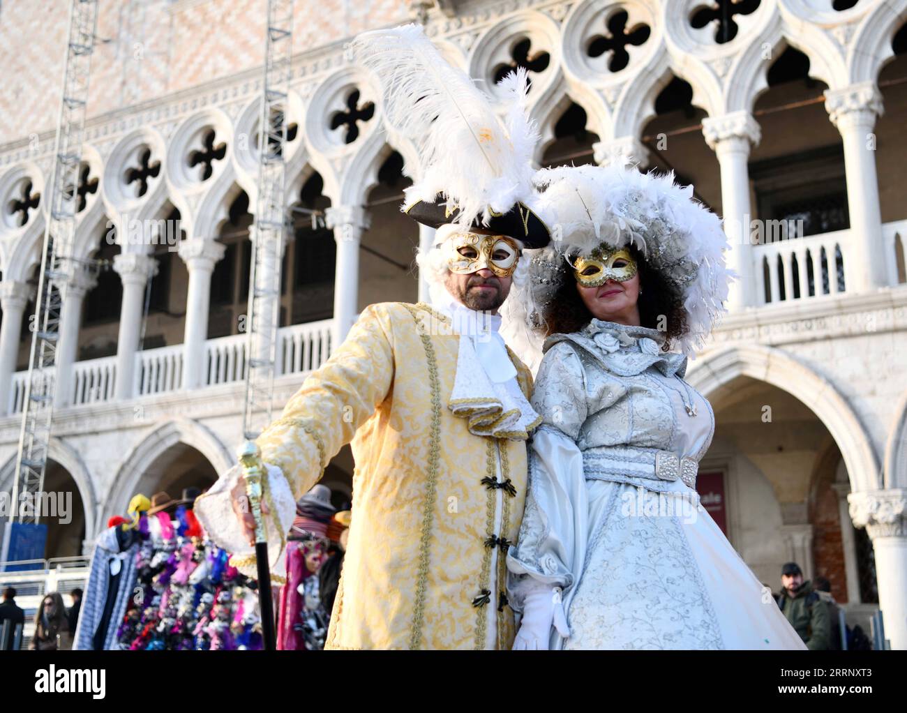 230205 -- VENISE, 5 février 2023 -- les fêtards posent pendant le Carnaval de Venise à Venise, Italie, le 4 février 2023. Le Carnaval de Venise 2023 a débuté samedi dans la ville lagunaire italienne et durera jusqu’au 21 février. ITALIE-VENISE-VENISE CARNAVAL 2023 JinxMamengni PUBLICATIONxNOTxINxCHN Banque D'Images