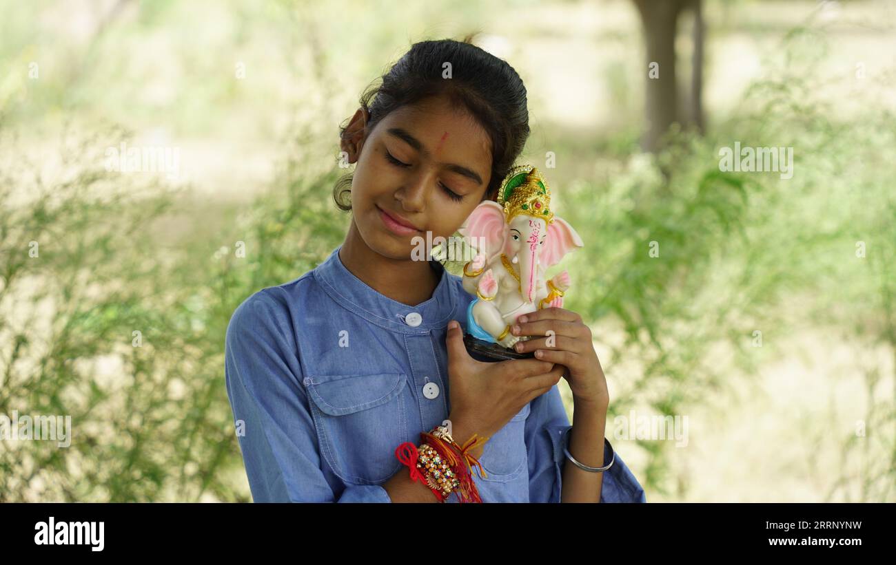 Petite fille indienne avec le seigneur ganesha et la prière, festival indien ganesh ou festival Diwali Banque D'Images