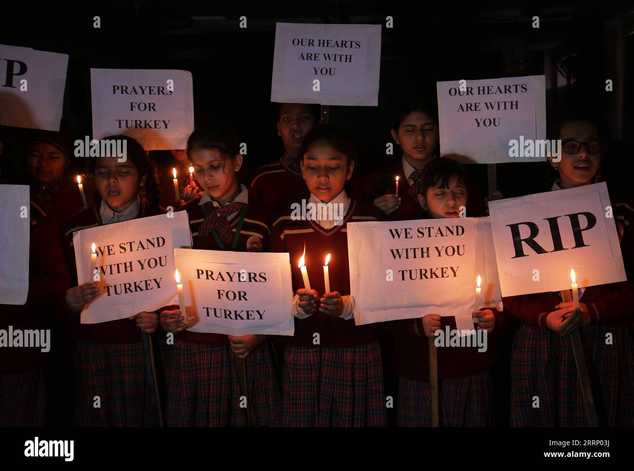 230208 -- PUNJAB, le 8 février 2023 -- des écoliers tiennent des pancartes et des bougies lors d'une veillée pour les victimes des tremblements de terre dévastateurs de T¹rkiye, dans une école du district d'Amritsar, dans le nord de l'État du Punjab en Inde, le 7 février 2023. Le nombre de morts à T¹rkiye a grimpé à 5 434 mardi, tandis que le nombre de blessés est passé à 31 777, a déclaré le ministre turc de la Santé, Fahrettin Koca. Str/Xinhua INDIA-PUNJAB-AMRITSAR-TRKIYE-EARTHQUAKES-VIGIL JavedxDar PUBLICATIONxNOTxINxCHN Banque D'Images