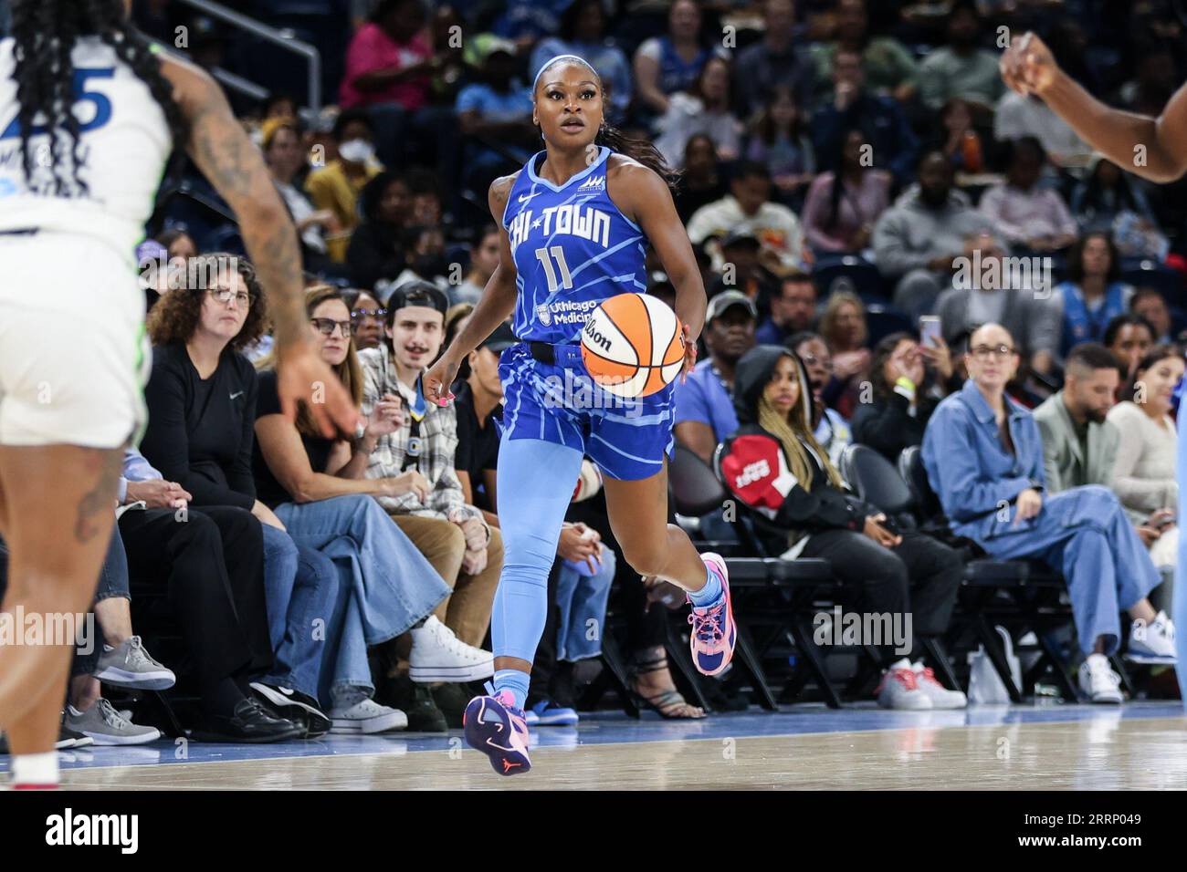 Chicago, États-Unis. 08 septembre 2023. Chicago, États-Unis, 8 septembre 2023 : Dana Evans (Chicago Sky 11) en action lors du match entre le Chicago Sky et le Minnesota Lynx le vendredi 8 septembre 2023 au Wintrust Arena, Chicago, États-Unis. (PAS D'UTILISATION COMMERCIALE) (Shaina Benhiyoun/SPP) crédit : SPP Sport Press photo. /Alamy Live News Banque D'Images