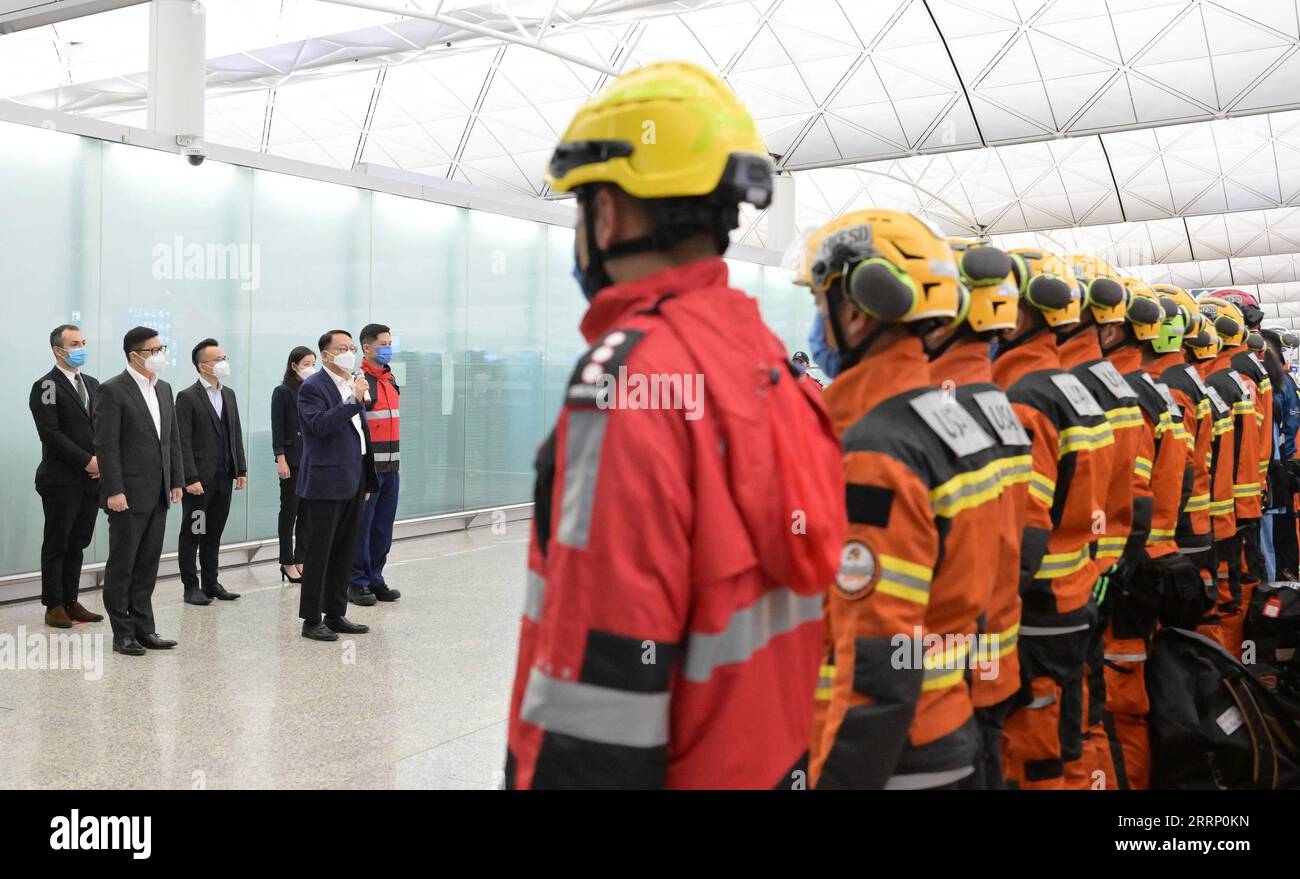 230209 -- HONG KONG, le 9 février 2023 -- Chan Kwok-ki 5th L, directeur général par intérim de la région administrative spéciale de Hong Kong, s'adresse aux membres d'une équipe de sauvetage à l'aéroport international de Hong Kong, à Hong Kong, dans le sud de la Chine, le 8 février 2023. Chine région administrative spéciale de Hong Kong le gouvernement de la RAS de Hong Kong a déclaré mercredi qu'il avait envoyé une équipe de recherche et sauvetage de 59 membres à T¹rkiye, frappée par le tremblement de terre. CHINE-HONG KONG-TRKIYE-EARTHQUAKES-RESCUE TEAM CN CHENXDUO PUBLICATIONXNOTXINXCHN Banque D'Images