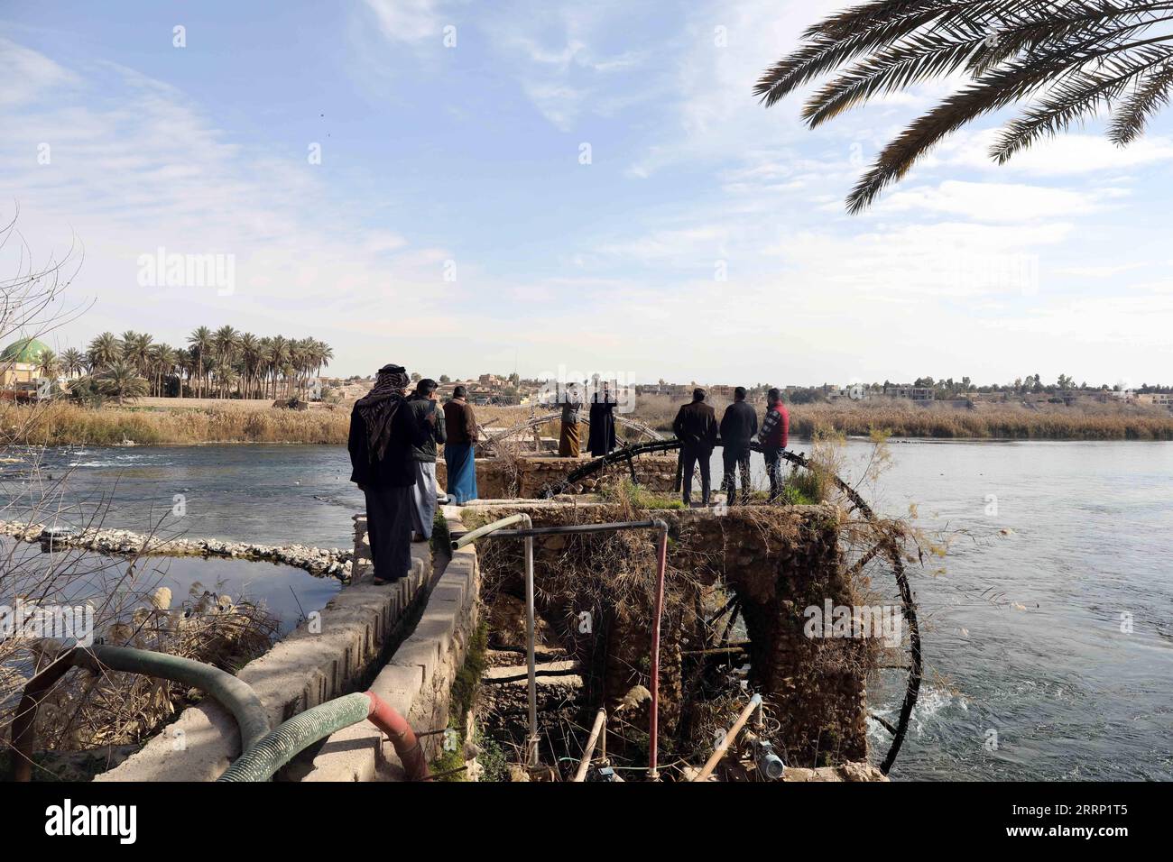 230212 -- IRAK, 12 février 2023 -- les touristes profitent de la vue près des roues à eau, également connues sous le nom d'al-Nawaeer, dans la ville de Haditha, au nord-ouest de Bagdad, en Irak, le 10 février 2023. Enjambant l'Euphrate, la ville de Haditha, quelque 200 km au nord-ouest de la capitale irakienne Bagdad, est célèbre pour ses anciennes roues à eau encore en fonctionnement, qui sont déplacés par le débit de la rivière pour élever l'eau de la rivière vers les hautes terres agricoles, en particulier lorsque le niveau de l'eau de la rivière a diminué. IRAK-HADITHA-EUPHRATE RIVER-SCENERY KhalilxDawood PUBLICATIONxNOTxINxCHN Banque D'Images