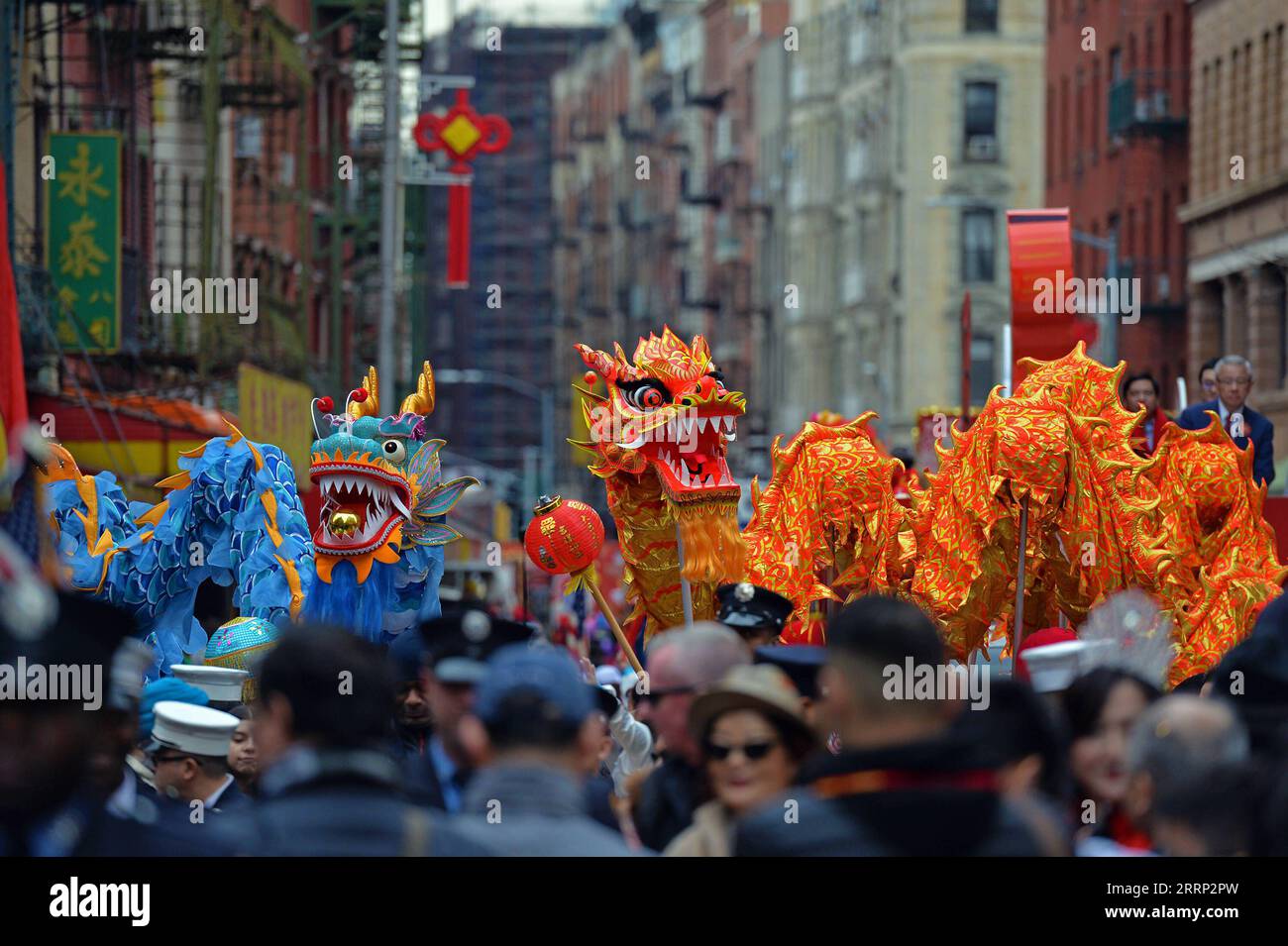 230213 -- NEW YORK, 13 février 2023 -- cette photo prise le 12 février 2023 montre un spectacle de danse du dragon lors des célébrations du nouvel an chinois à Chinatown, New York, aux États-Unis. ETATS-UNIS-NEW YORK-CHINE LES CÉLÉBRATIONS DU NOUVEL AN LIXRUI PUBLICATIONXNOTXINXCHN Banque D'Images